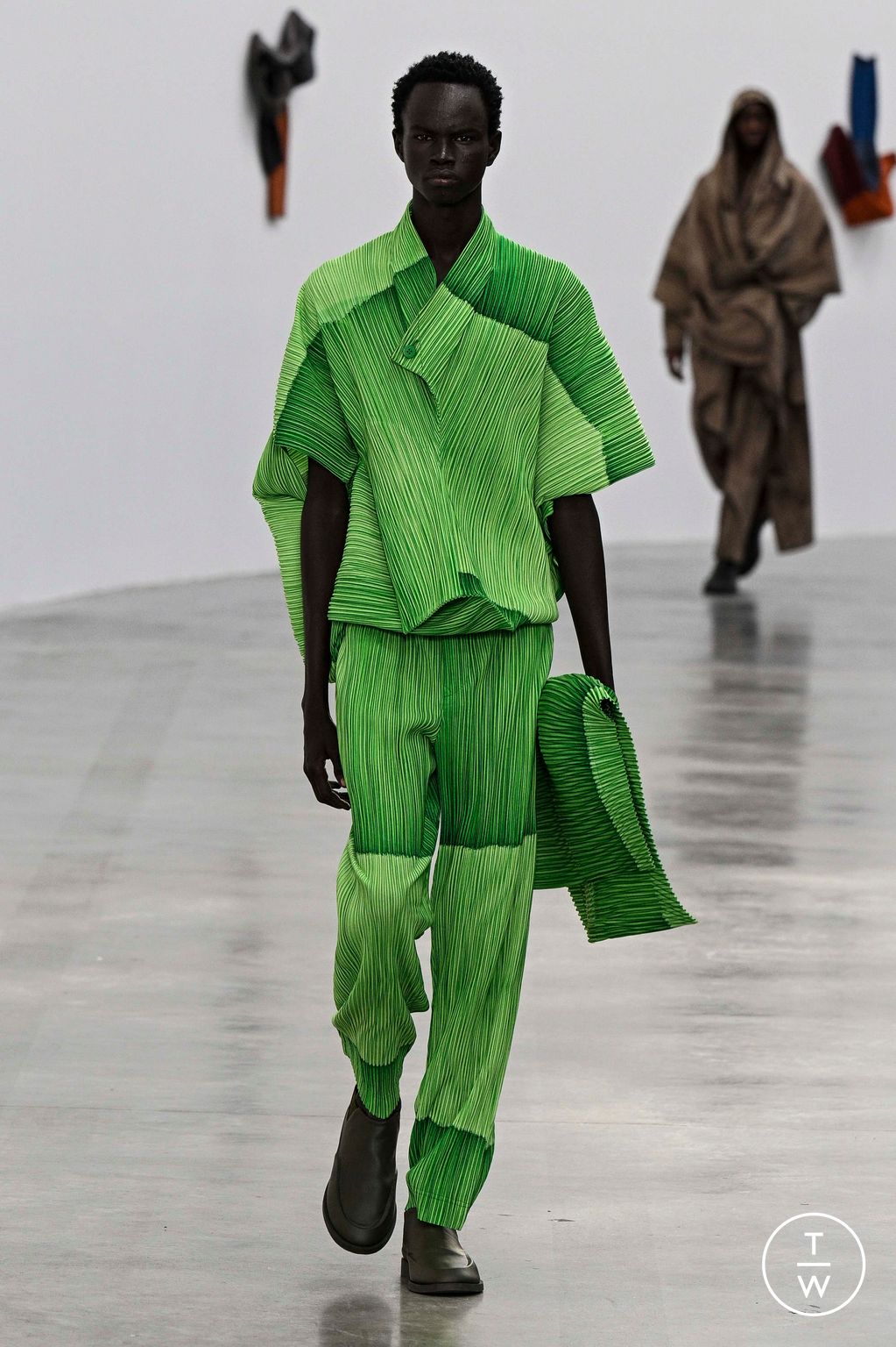 Fashion Week Paris Fall/Winter 2024 look 38 from the HOMME PLISSÉ ISSEY MIYAKE collection 男装