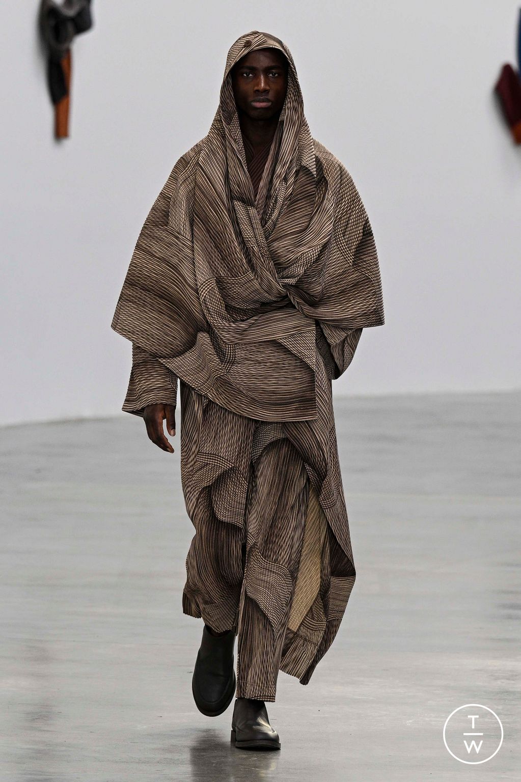 Fashion Week Paris Fall/Winter 2024 look 39 from the HOMME PLISSÉ ISSEY MIYAKE collection 男装