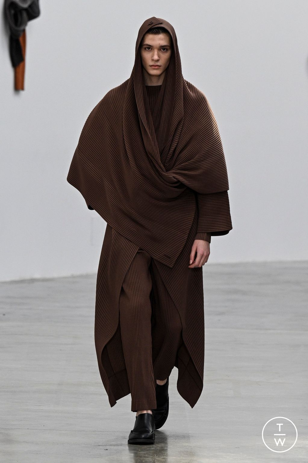 Fashion Week Paris Fall/Winter 2024 look 40 from the HOMME PLISSÉ ISSEY MIYAKE collection menswear