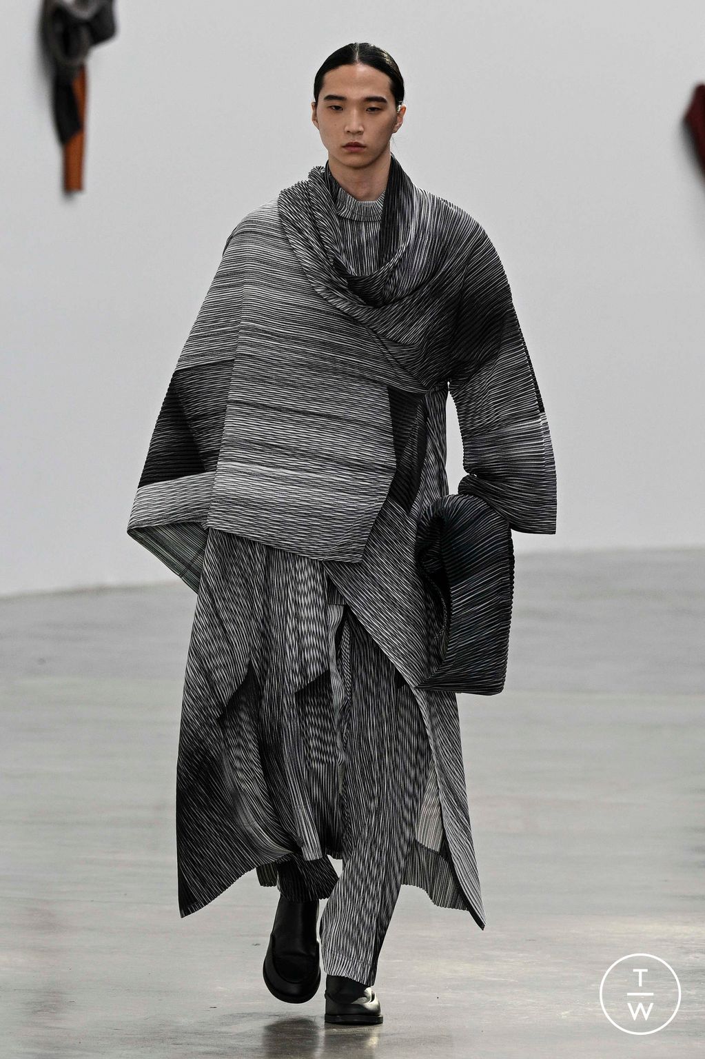 Fashion Week Paris Fall/Winter 2024 look 41 from the HOMME PLISSÉ ISSEY MIYAKE collection 男装