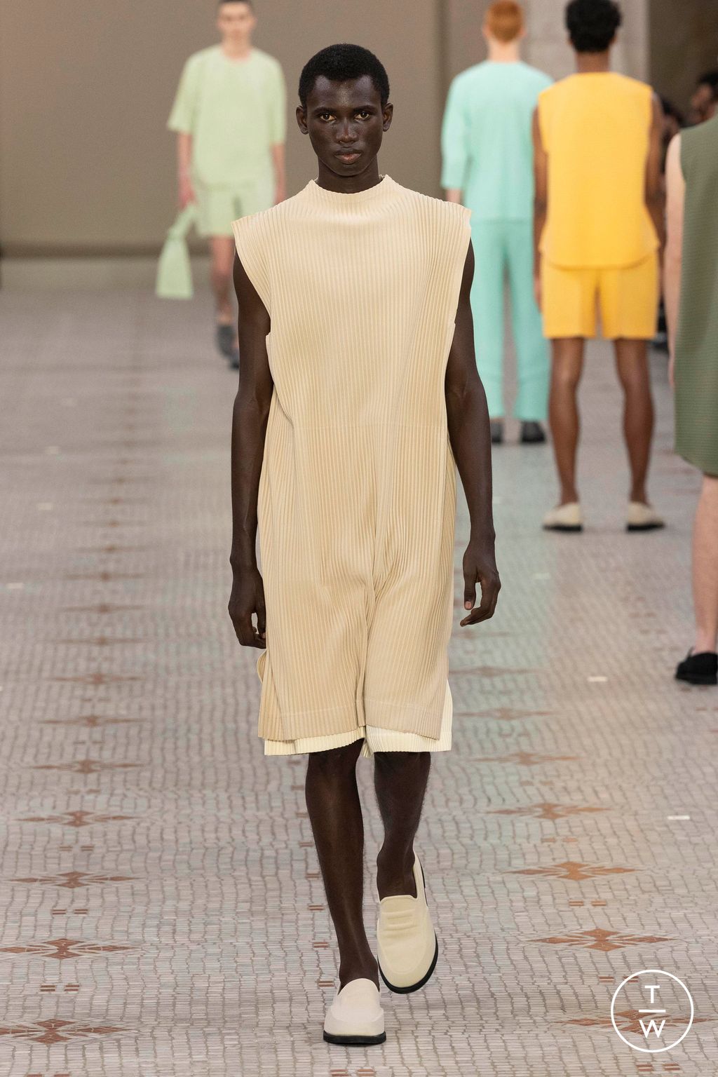 Fashion Week Paris Spring/Summer 2024 look 1 from the HOMME PLISSÉ ISSEY MIYAKE collection menswear