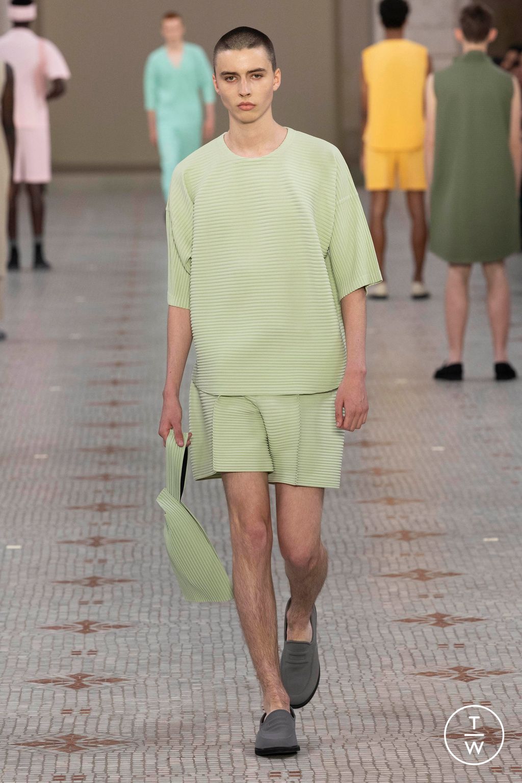 Fashion Week Paris Spring/Summer 2024 look 2 from the HOMME PLISSÉ ISSEY MIYAKE collection menswear