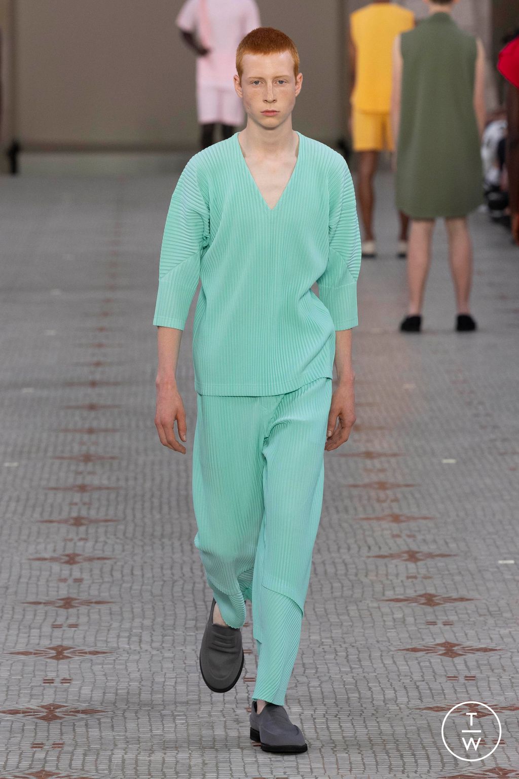 Fashion Week Paris Spring/Summer 2024 look 3 from the HOMME PLISSÉ ISSEY MIYAKE collection menswear