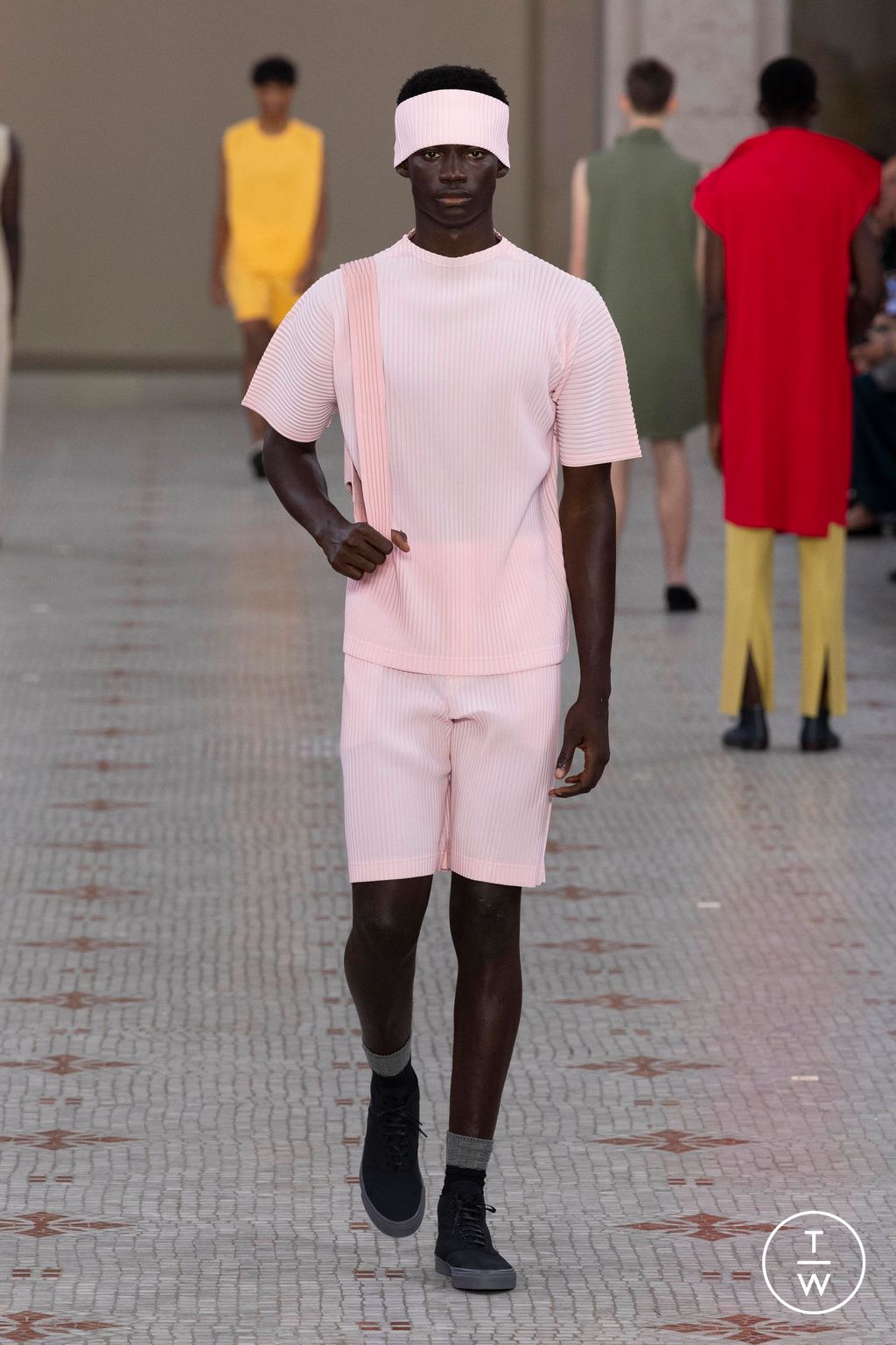 Fashion Week Paris Spring/Summer 2024 look 4 de la collection HOMME PLISSÉ ISSEY MIYAKE menswear