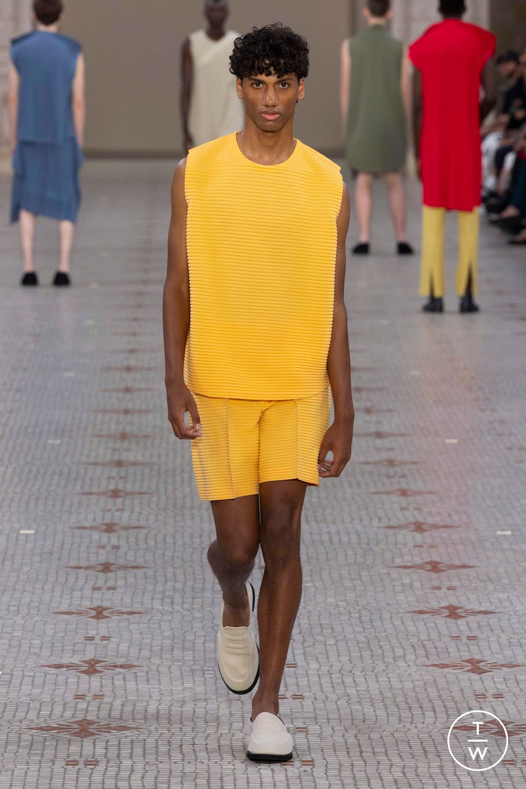 Fashion Week Paris Spring/Summer 2024 look 5 from the Homme Plissé Issey Miyake collection menswear