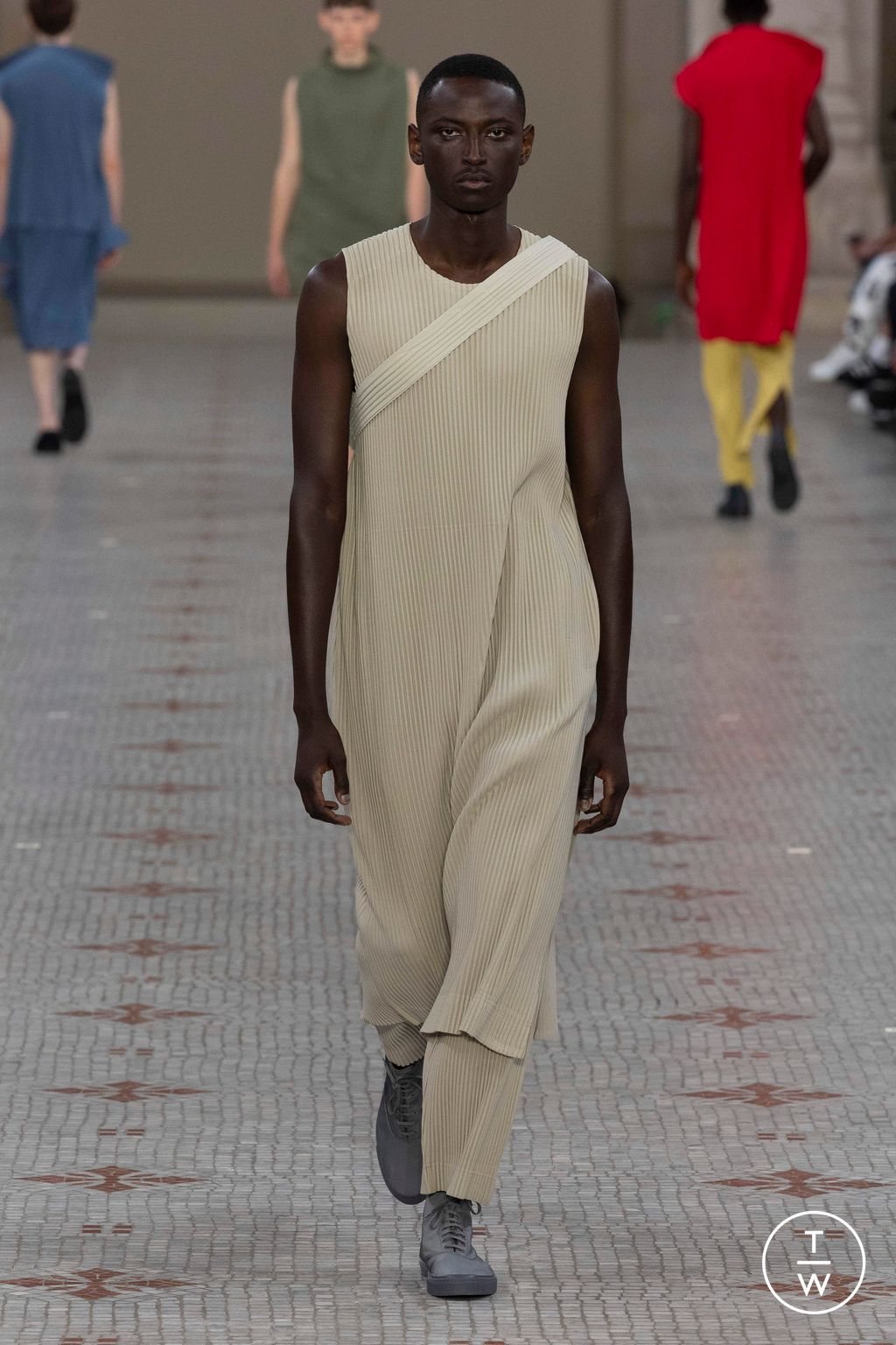 Fashion Week Paris Spring/Summer 2024 look 6 from the HOMME PLISSÉ ISSEY MIYAKE collection menswear