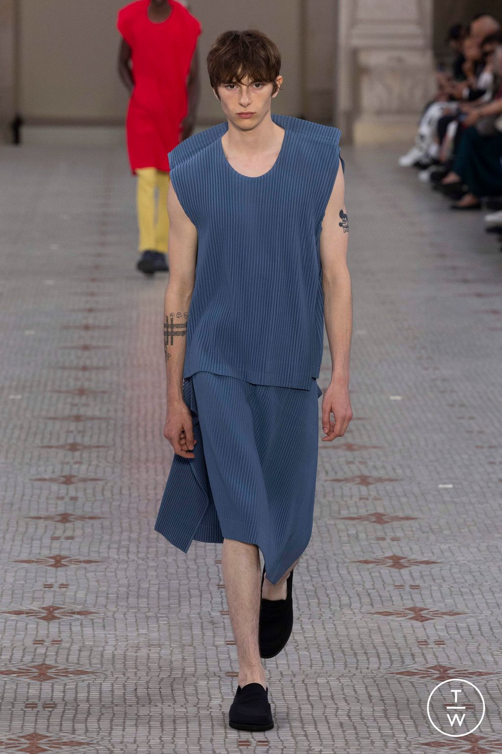 Fashion Week Paris Spring/Summer 2024 look 8 from the HOMME PLISSÉ ISSEY MIYAKE collection menswear