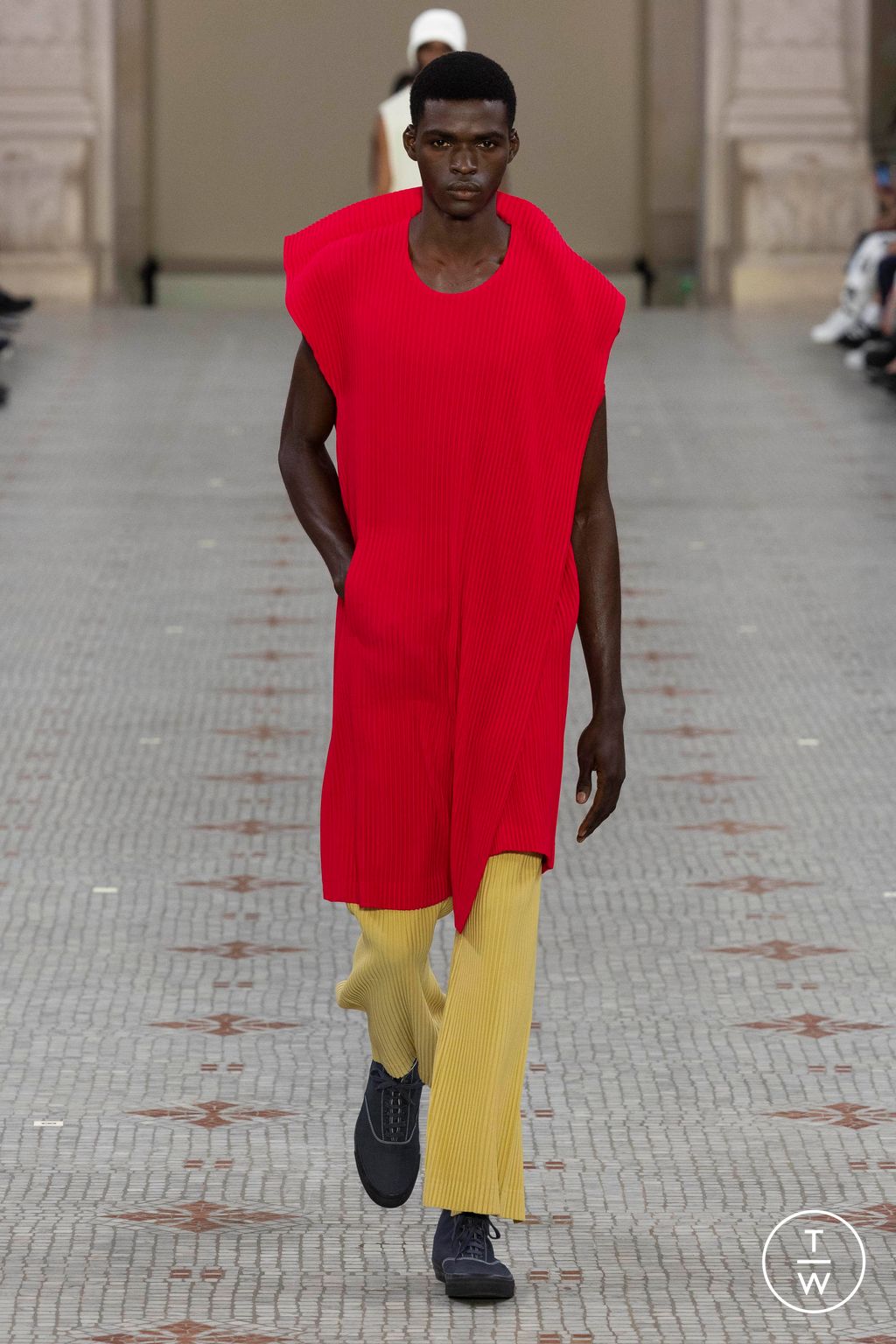 Fashion Week Paris Spring/Summer 2024 look 9 from the HOMME PLISSÉ ISSEY MIYAKE collection menswear