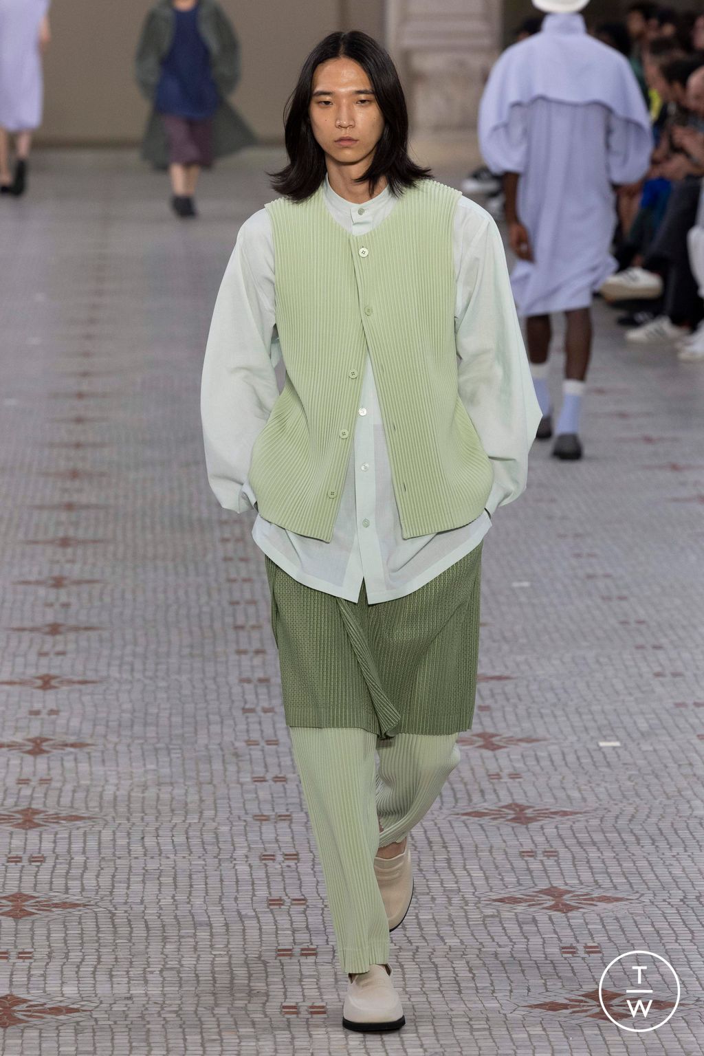 Fashion Week Paris Spring/Summer 2024 look 14 from the Homme Plissé Issey Miyake collection menswear