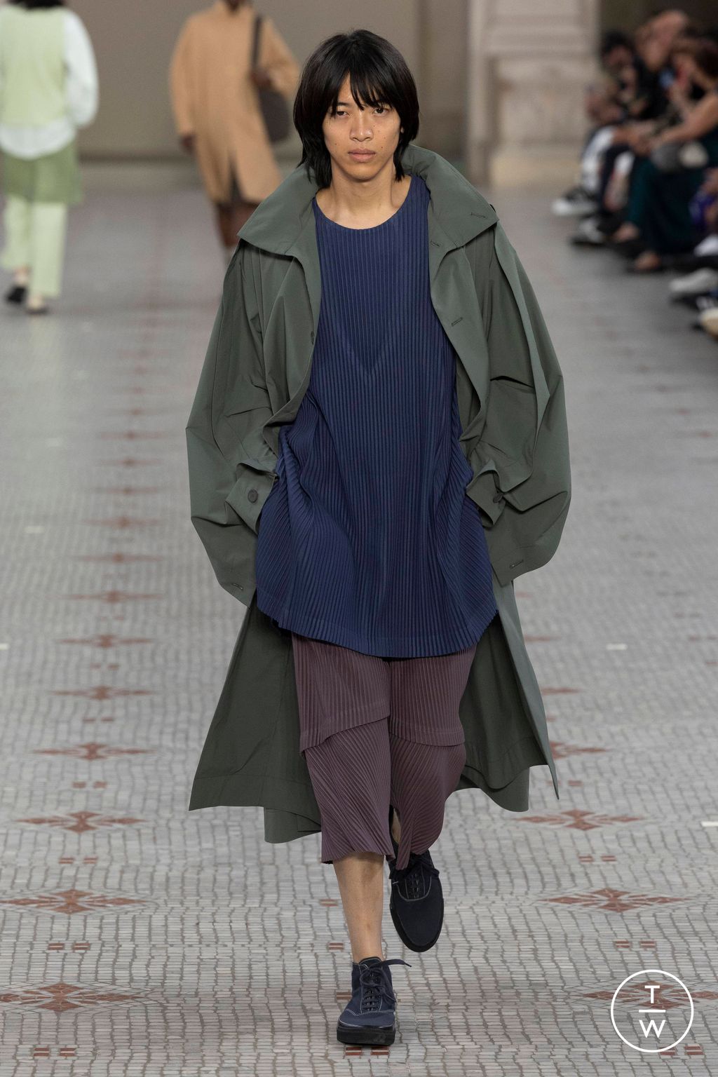 Fashion Week Paris Spring/Summer 2024 look 15 from the HOMME PLISSÉ ISSEY MIYAKE collection menswear