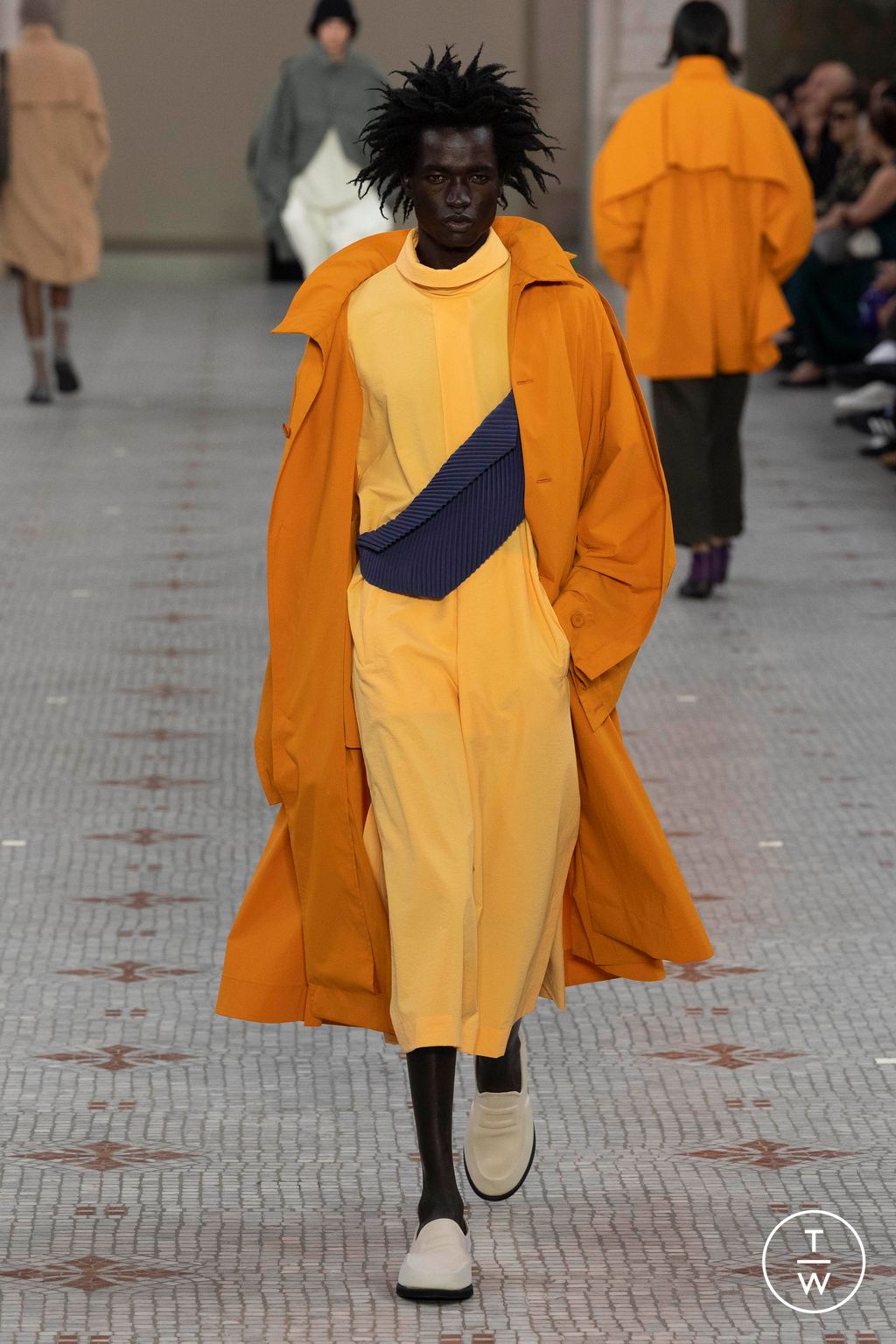 Fashion Week Paris Spring/Summer 2024 look 18 from the HOMME PLISSÉ ISSEY MIYAKE collection 男装