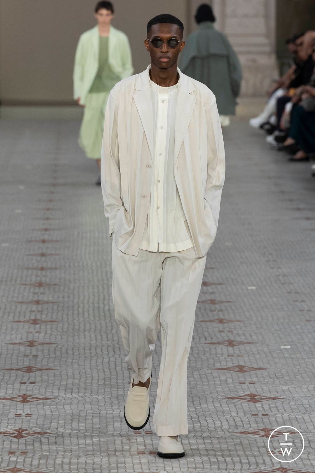 Fashion Week Paris Spring/Summer 2024 look 21 from the Homme Plissé Issey Miyake collection 男装
