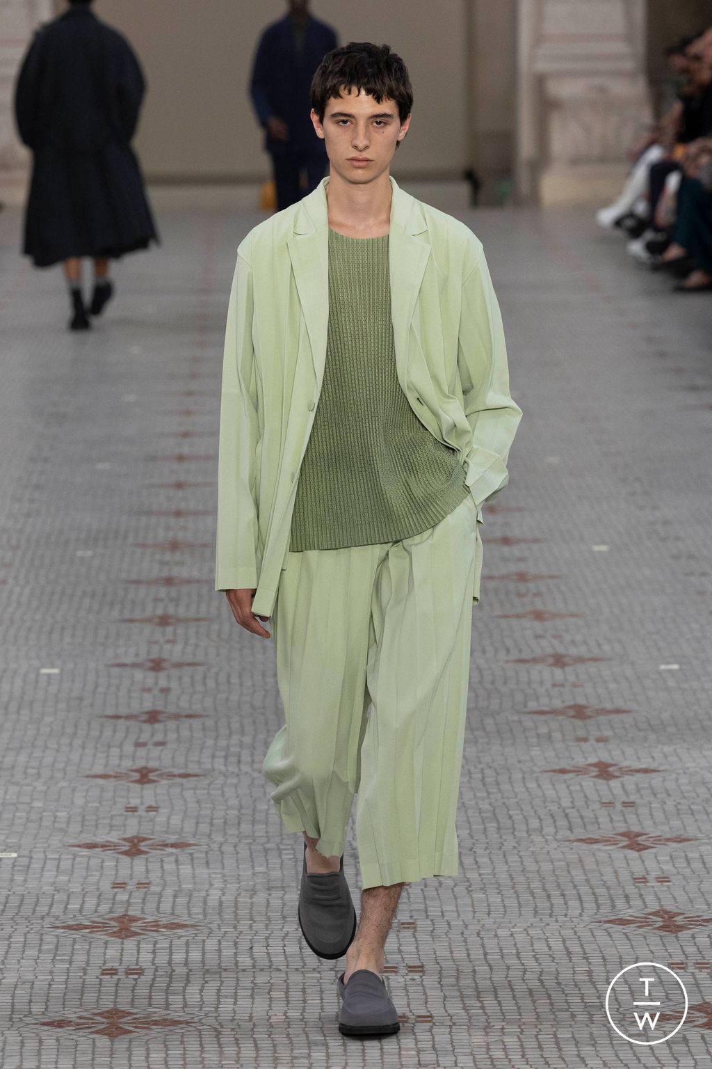 Fashion Week Paris Spring/Summer 2024 look 22 from the Homme Plissé Issey Miyake collection menswear