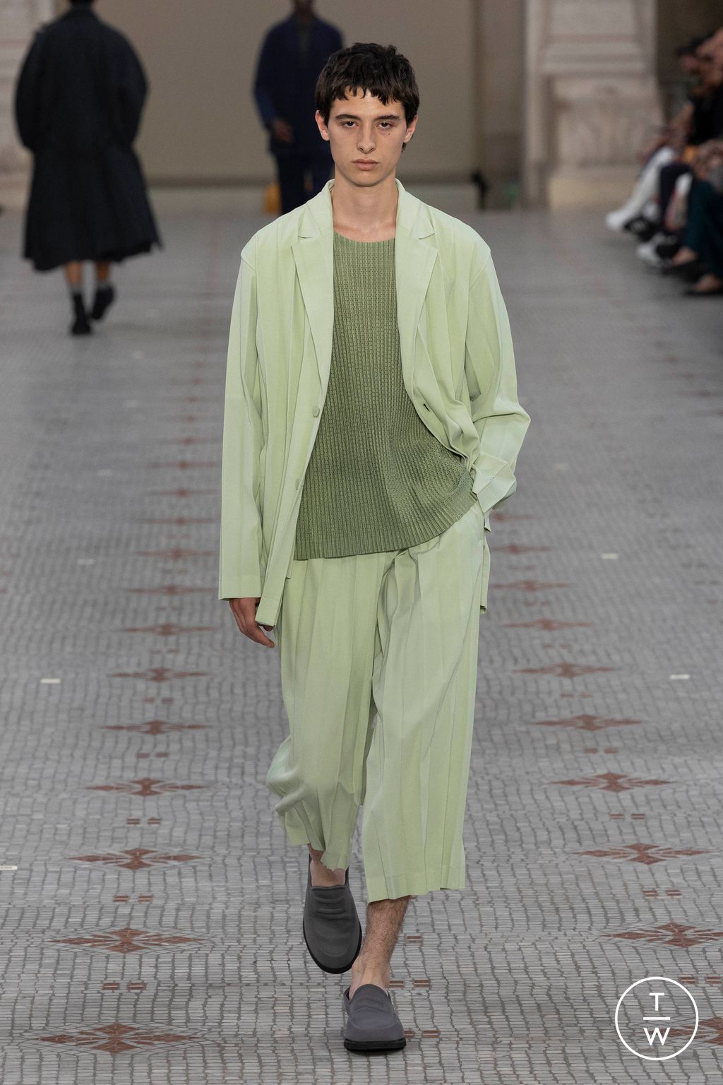 Fashion Week Paris Spring/Summer 2024 look 22 de la collection HOMME PLISSÉ ISSEY MIYAKE menswear