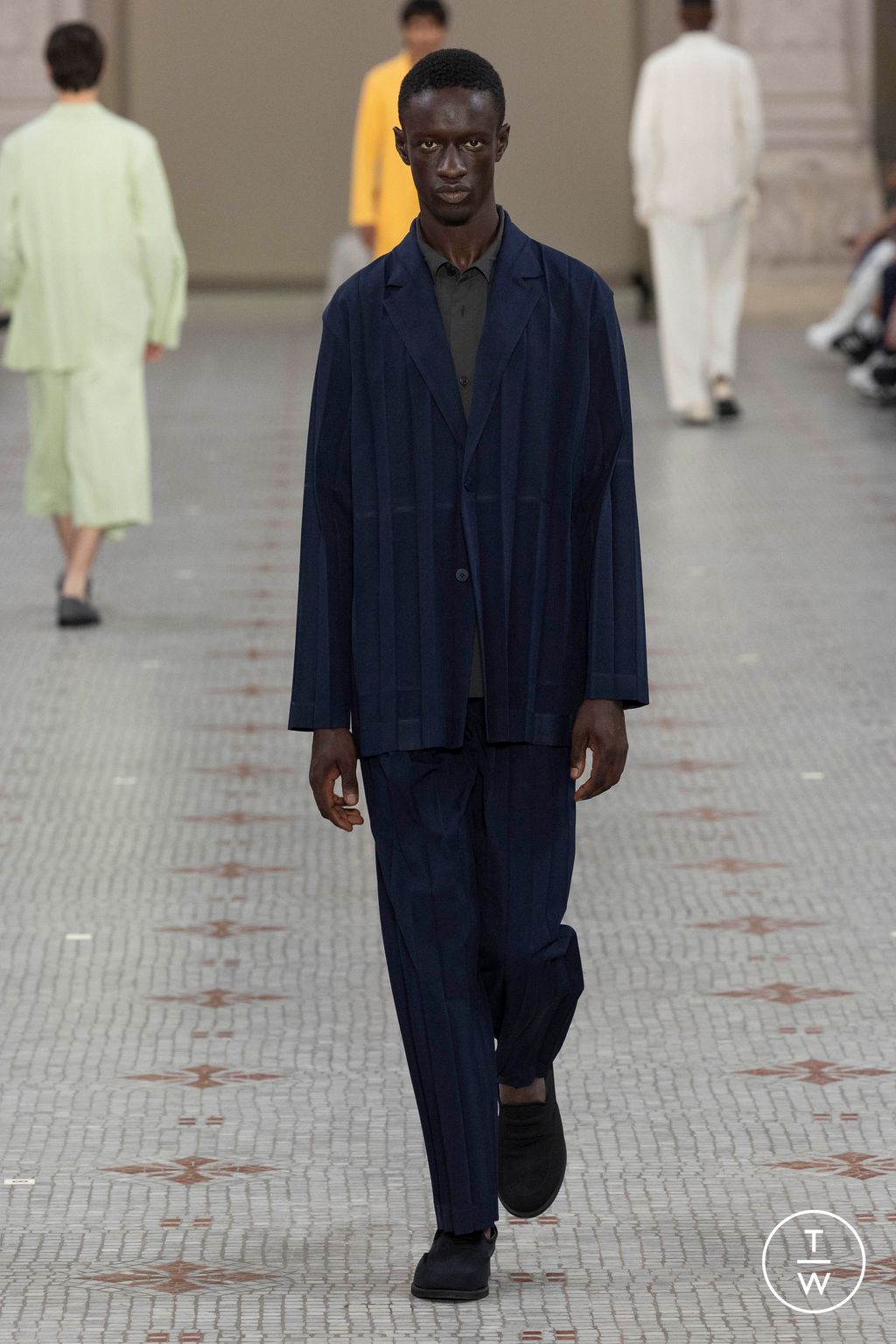 Fashion Week Paris Spring/Summer 2024 look 23 from the HOMME PLISSÉ ISSEY MIYAKE collection menswear