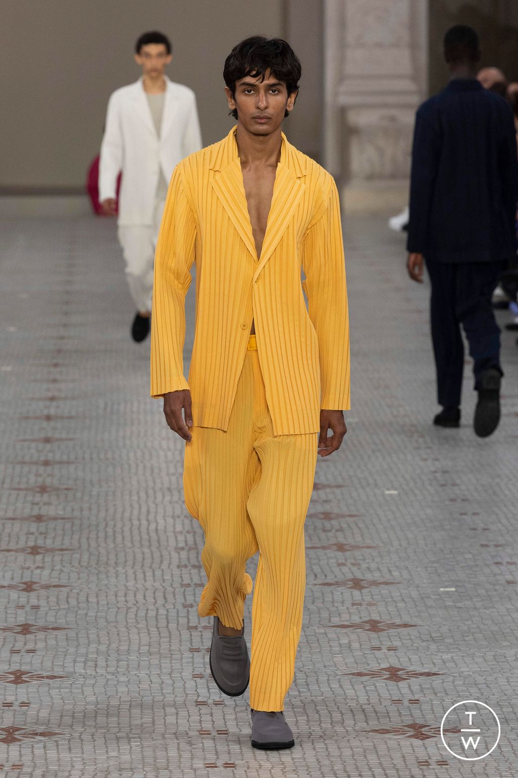 Fashion Week Paris Spring/Summer 2024 look 24 from the HOMME PLISSÉ ISSEY MIYAKE collection menswear
