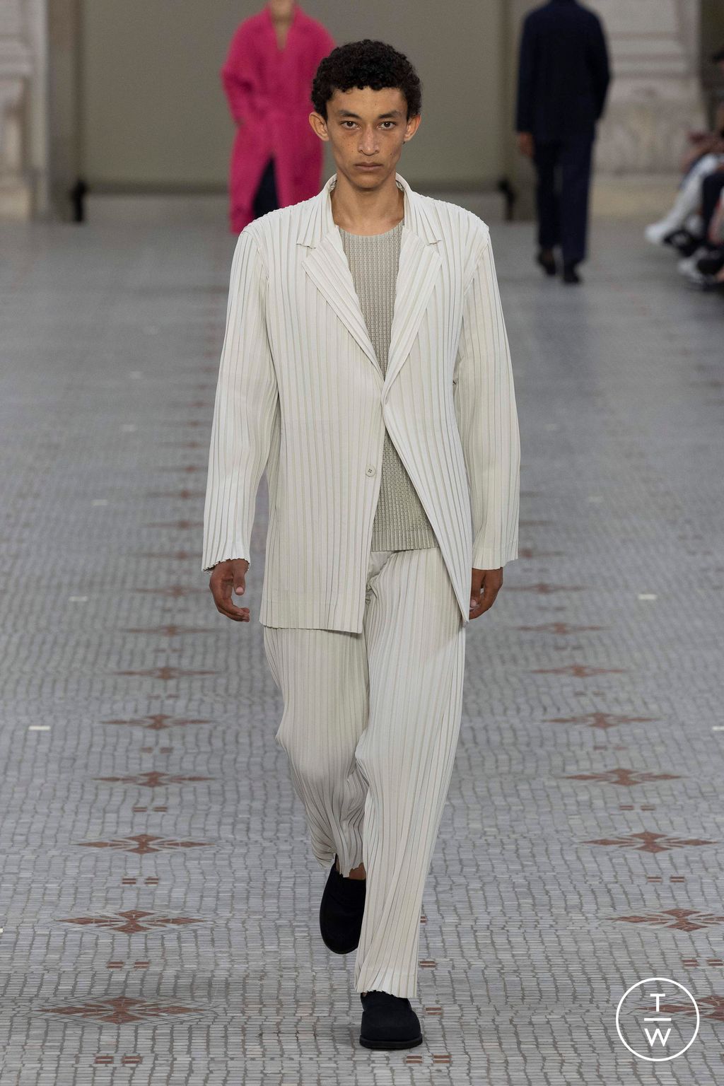 Fashion Week Paris Spring/Summer 2024 look 25 from the HOMME PLISSÉ ISSEY MIYAKE collection menswear