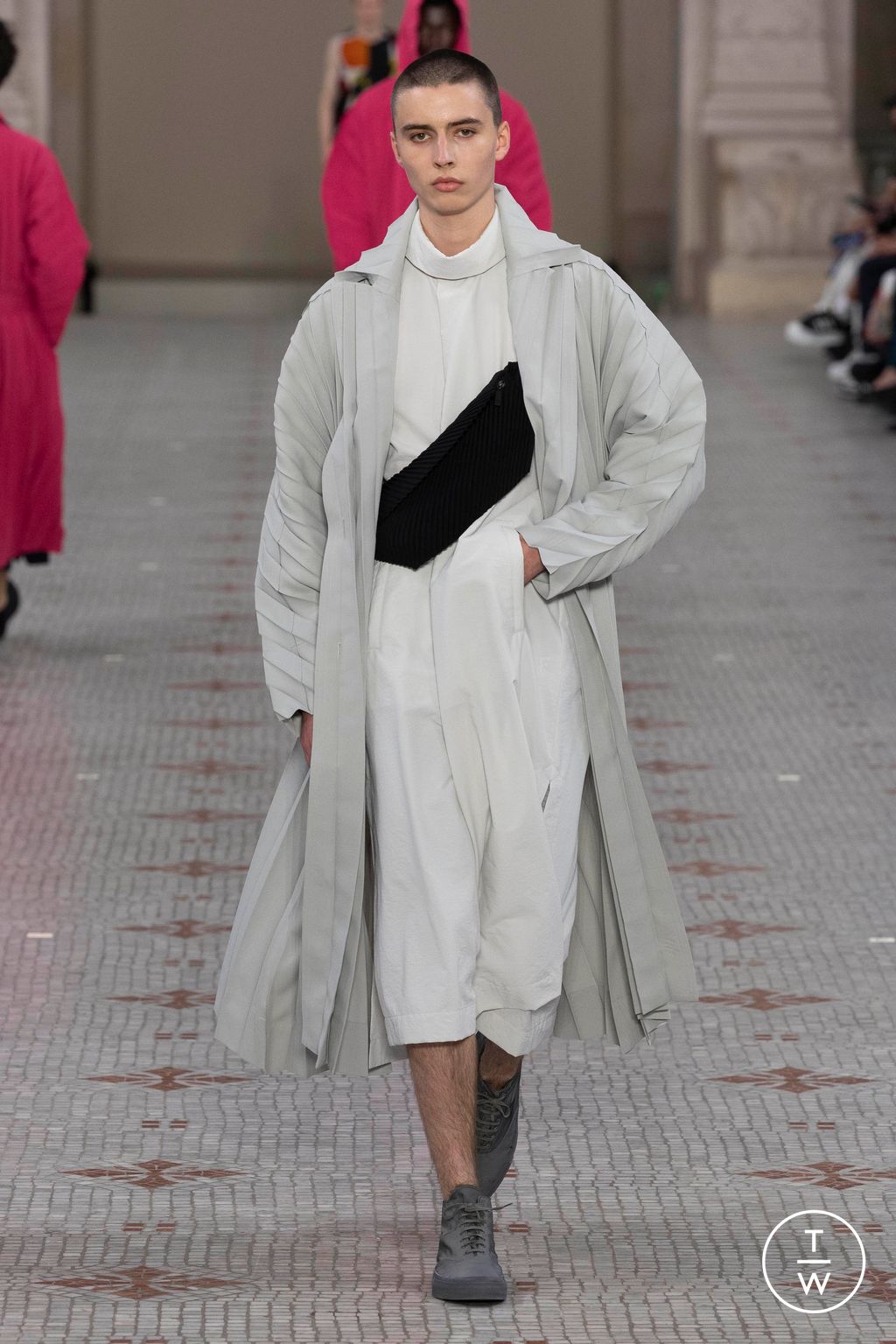 Fashion Week Paris Spring/Summer 2024 look 27 from the HOMME PLISSÉ ISSEY MIYAKE collection menswear