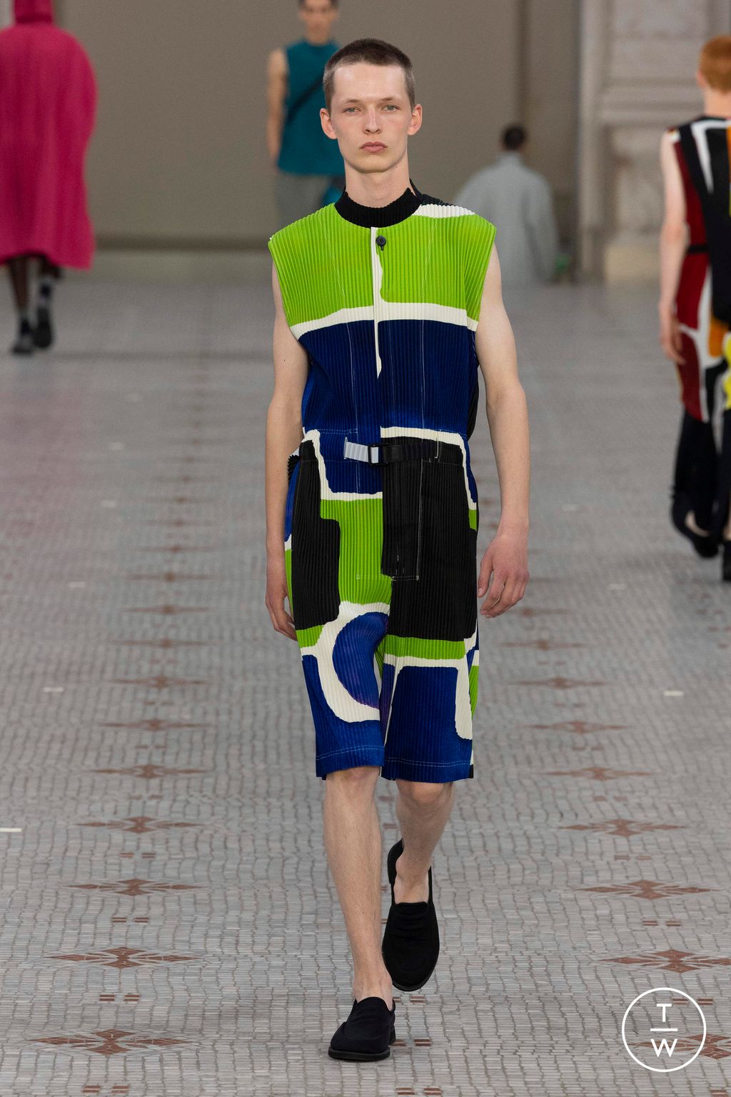 Fashion Week Paris Spring/Summer 2024 look 30 from the HOMME PLISSÉ ISSEY MIYAKE collection menswear
