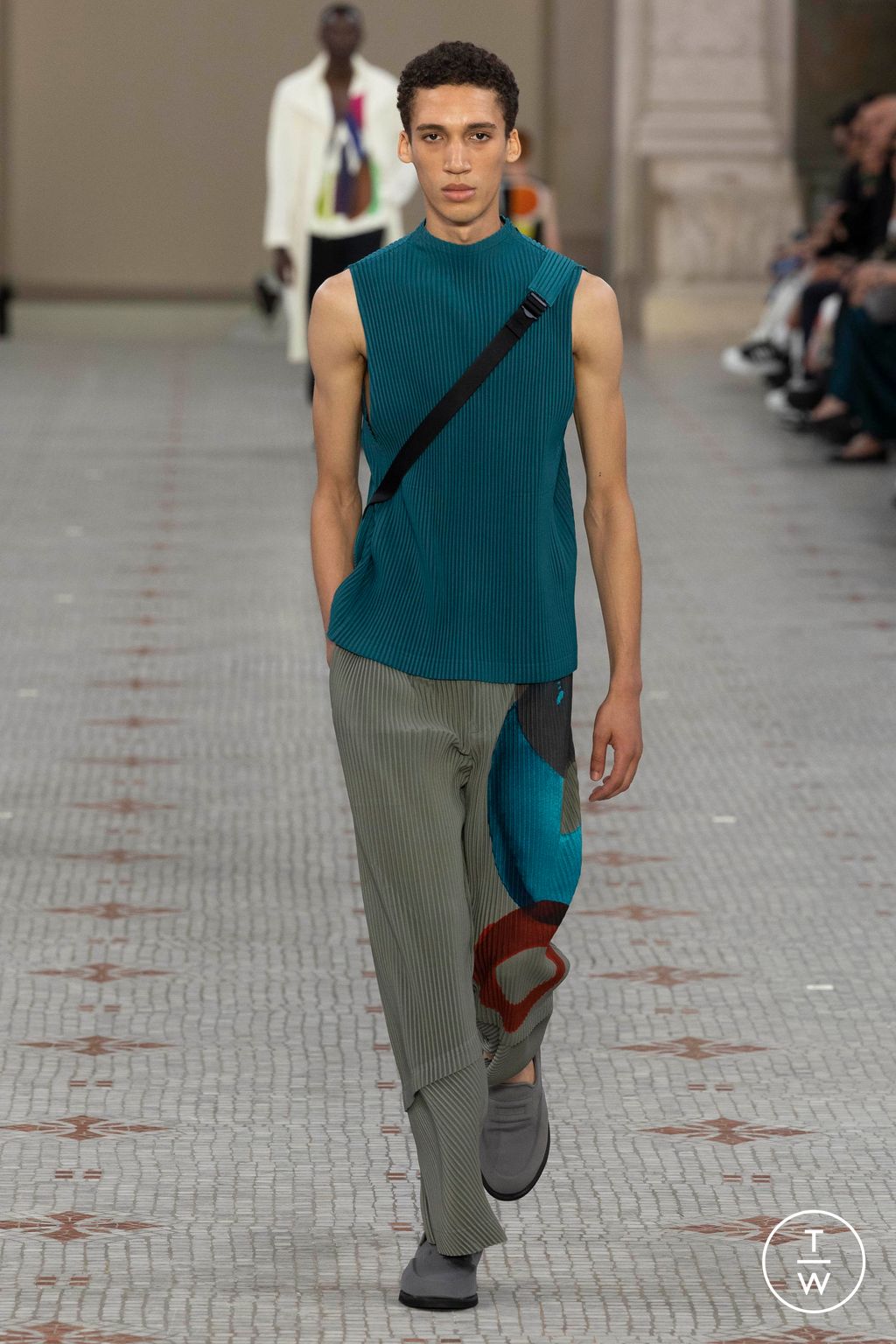 Fashion Week Paris Spring/Summer 2024 look 31 from the Homme Plissé Issey Miyake collection menswear
