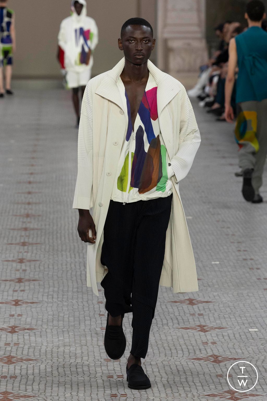 Fashion Week Paris Spring/Summer 2024 look 32 from the HOMME PLISSÉ ISSEY MIYAKE collection menswear