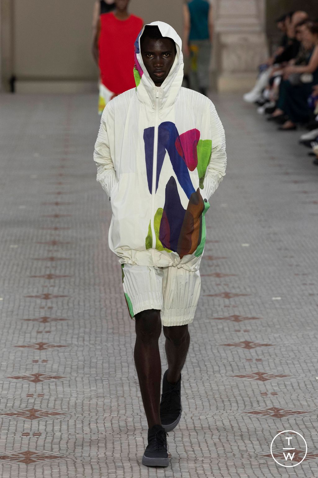 Fashion Week Paris Spring/Summer 2024 look 33 from the HOMME PLISSÉ ISSEY MIYAKE collection menswear