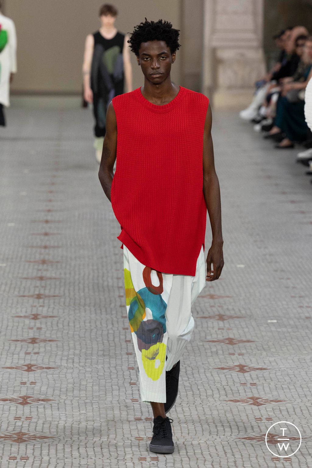 Fashion Week Paris Spring/Summer 2024 look 34 from the HOMME PLISSÉ ISSEY MIYAKE collection menswear