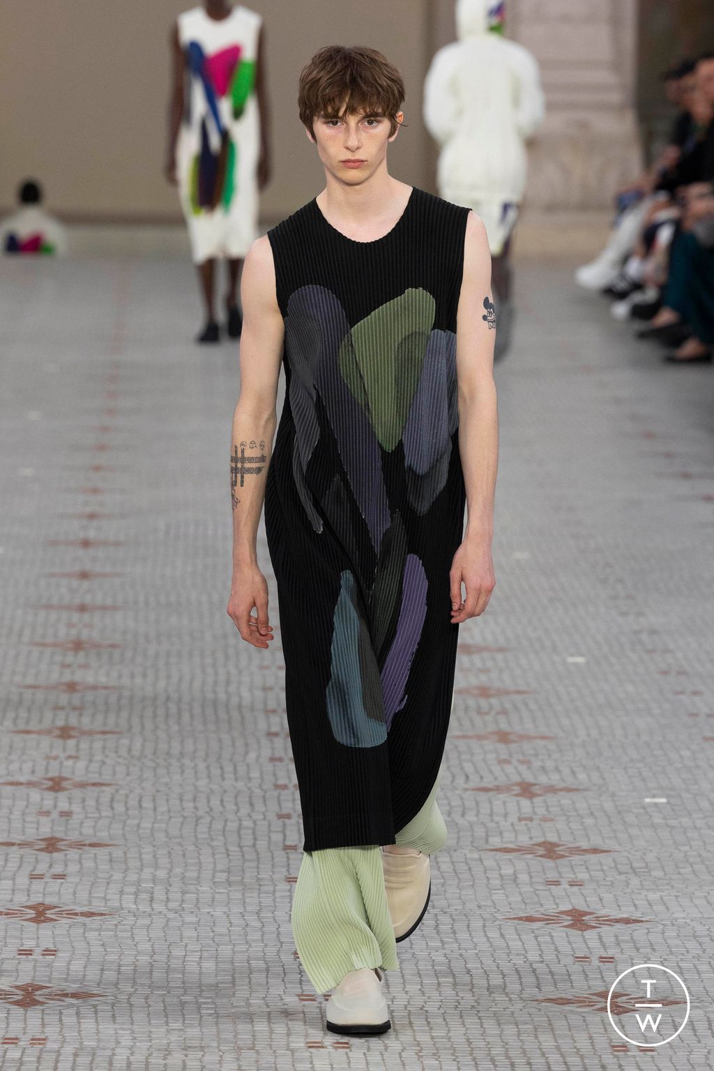 Fashion Week Paris Spring/Summer 2024 look 35 from the HOMME PLISSÉ ISSEY MIYAKE collection menswear