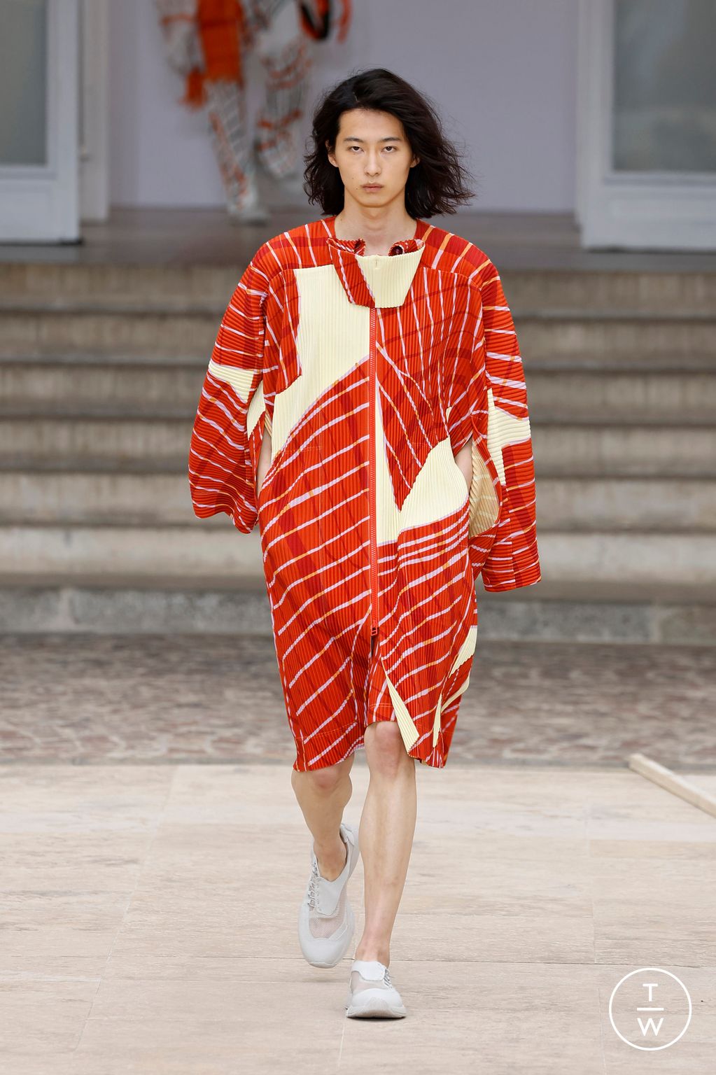 Fashion Week Paris Spring-Summer 2025 look 2 de la collection HOMME PLISSÉ ISSEY MIYAKE menswear