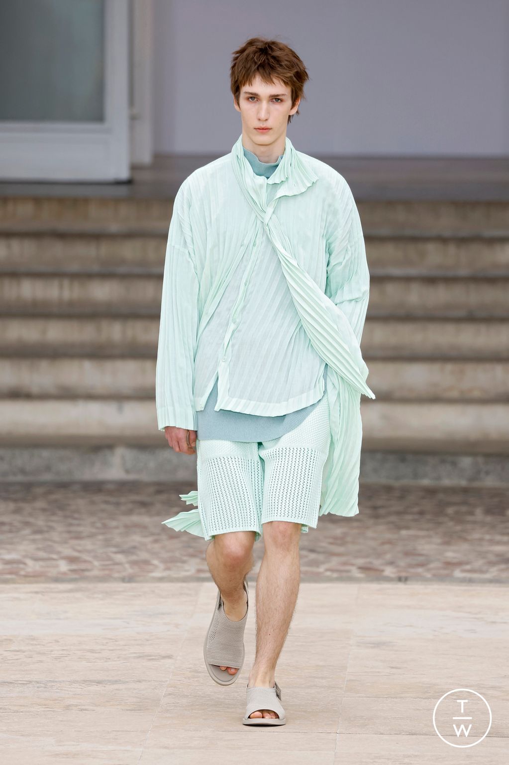 Fashion Week Paris Spring-Summer 2025 look 6 from the HOMME PLISSÉ ISSEY MIYAKE collection 男装