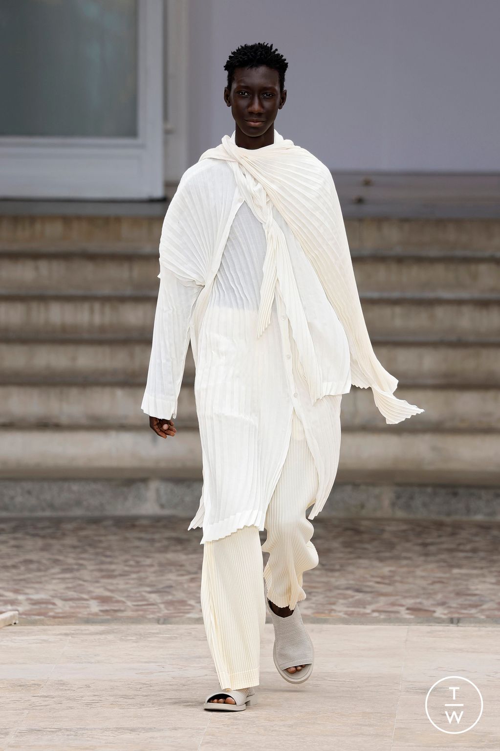 Fashion Week Paris Spring-Summer 2025 look 10 de la collection HOMME PLISSÉ ISSEY MIYAKE menswear