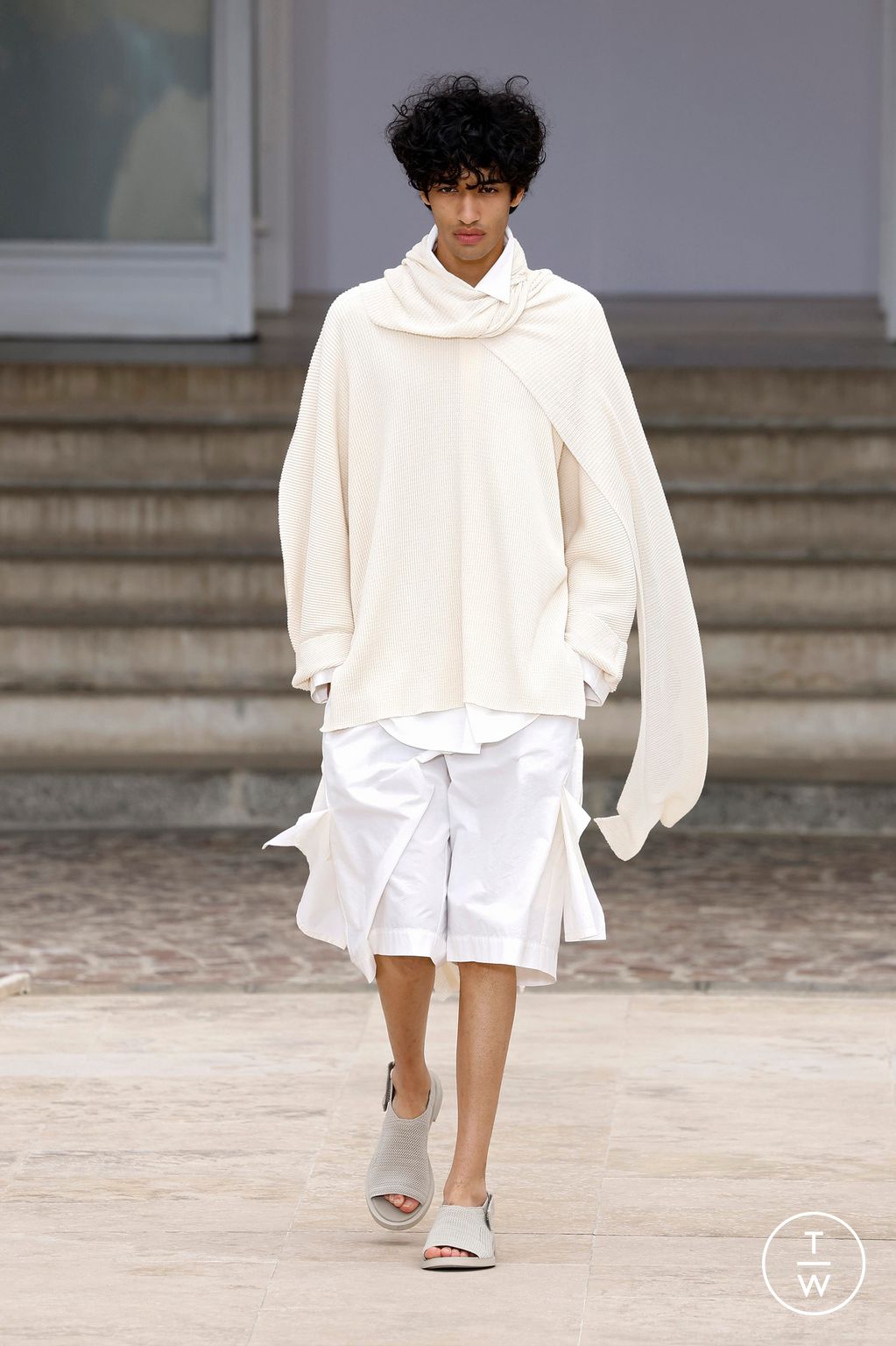 Fashion Week Paris Spring-Summer 2025 look 13 from the HOMME PLISSÉ ISSEY MIYAKE collection 男装