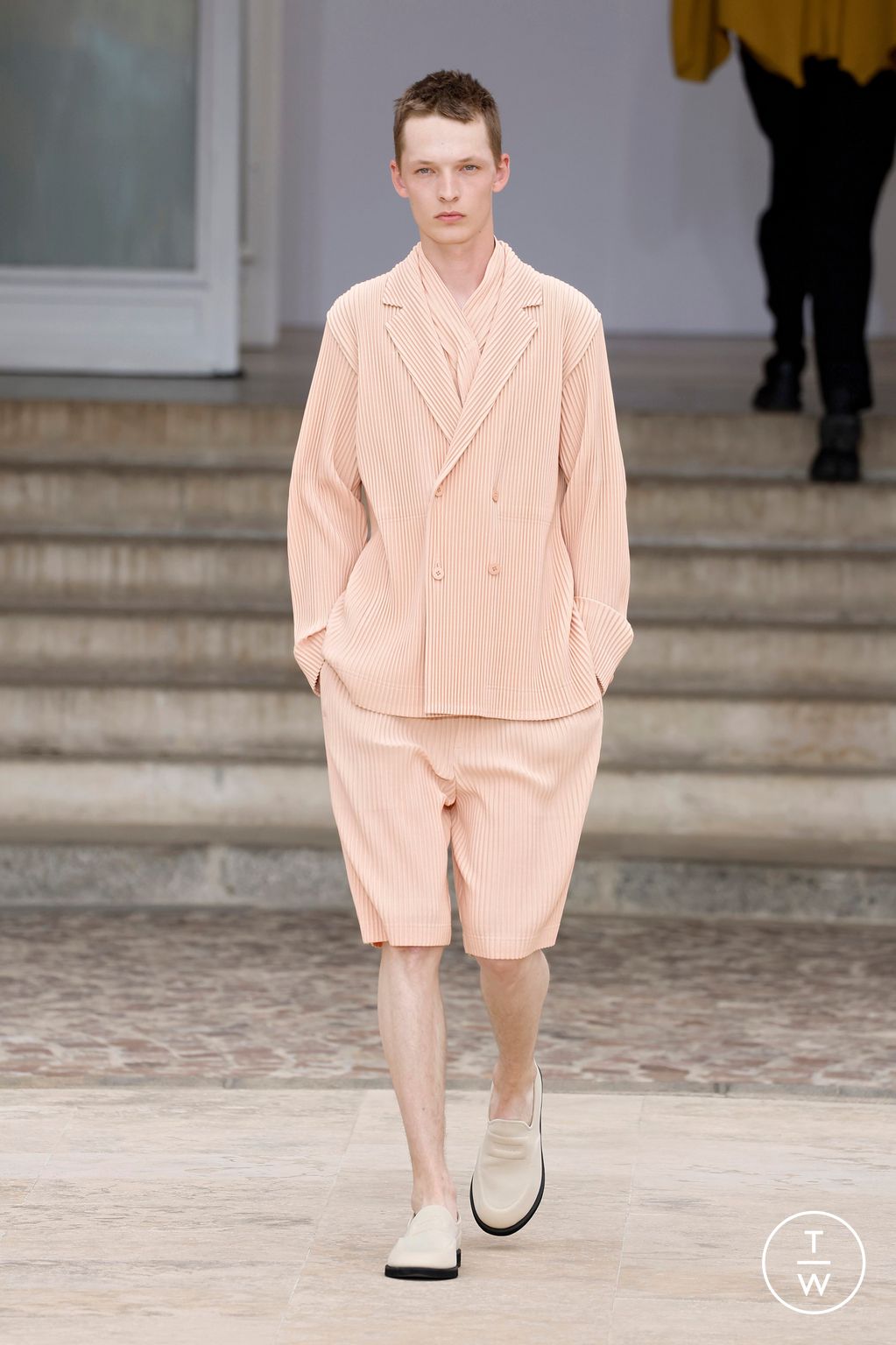 Fashion Week Paris Spring-Summer 2025 look 26 from the HOMME PLISSÉ ISSEY MIYAKE collection menswear