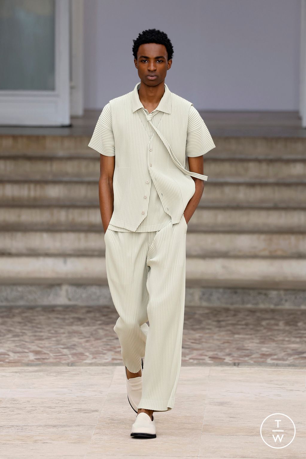 Fashion Week Paris Spring-Summer 2025 look 27 from the HOMME PLISSÉ ISSEY MIYAKE collection 男装