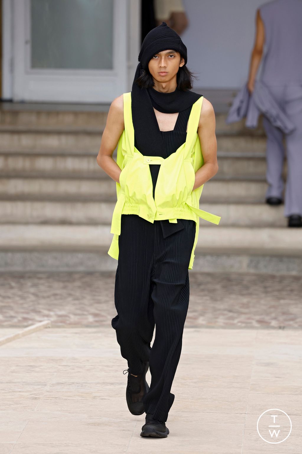 Fashion Week Paris Spring-Summer 2025 look 32 from the HOMME PLISSÉ ISSEY MIYAKE collection menswear