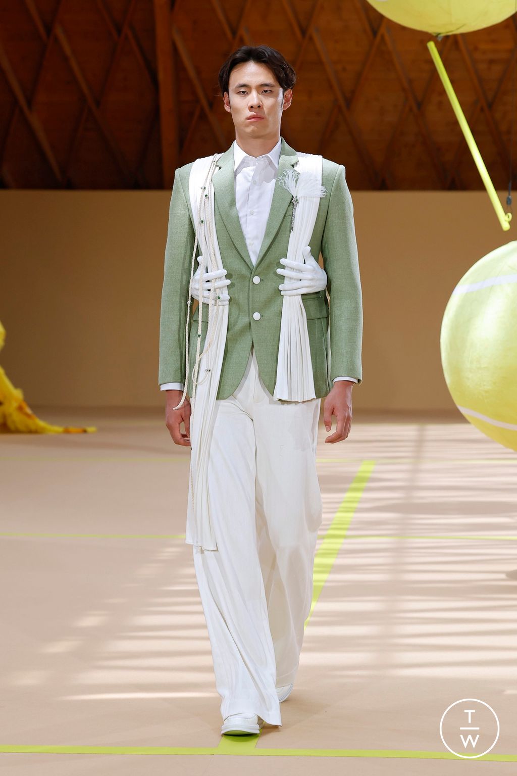 Fashion Week Paris Fall/Winter 2024 look 10 from the HOMOLOG collection 高级定制