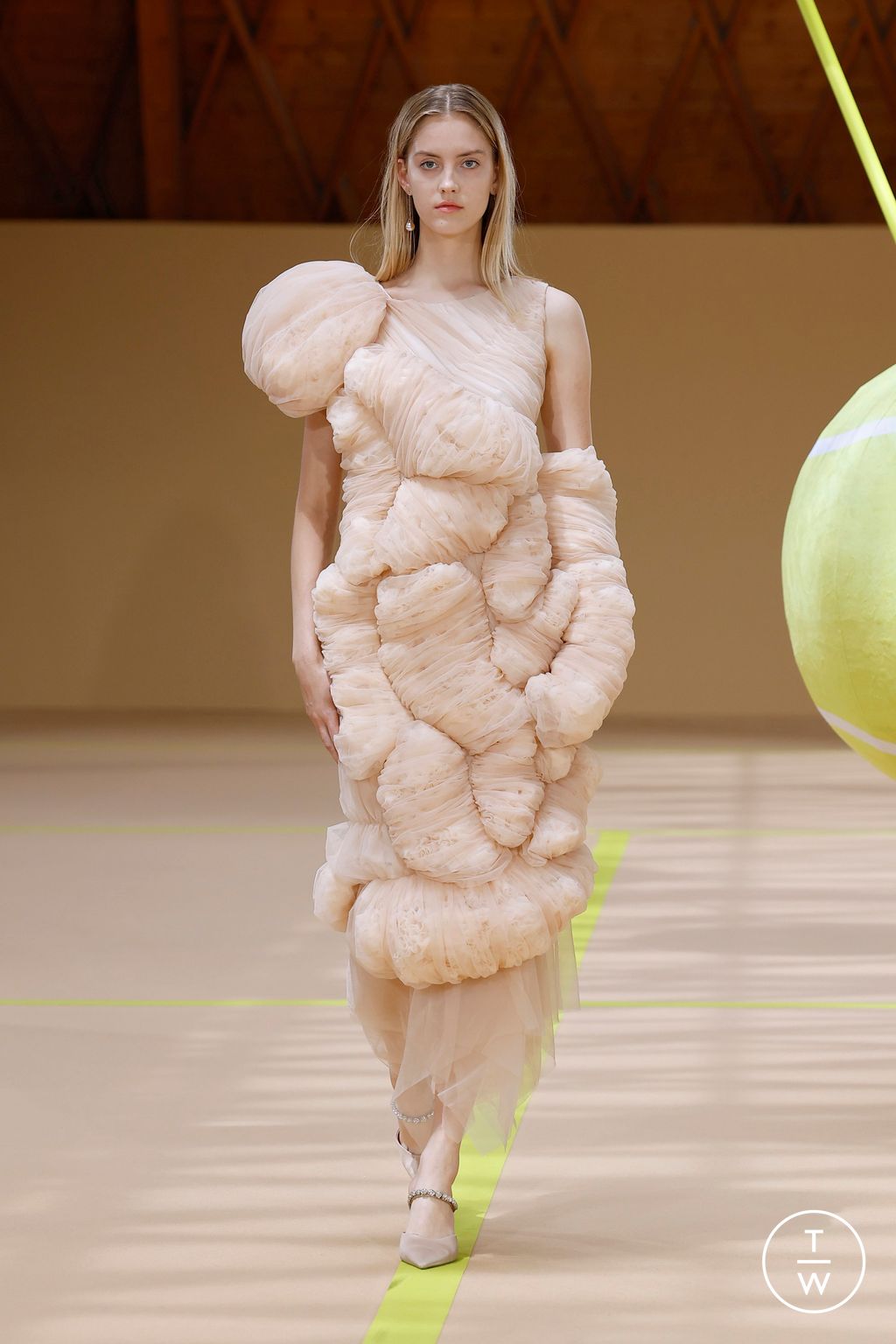 Fashion Week Paris Fall/Winter 2024 look 19 from the HOMOLOG collection couture