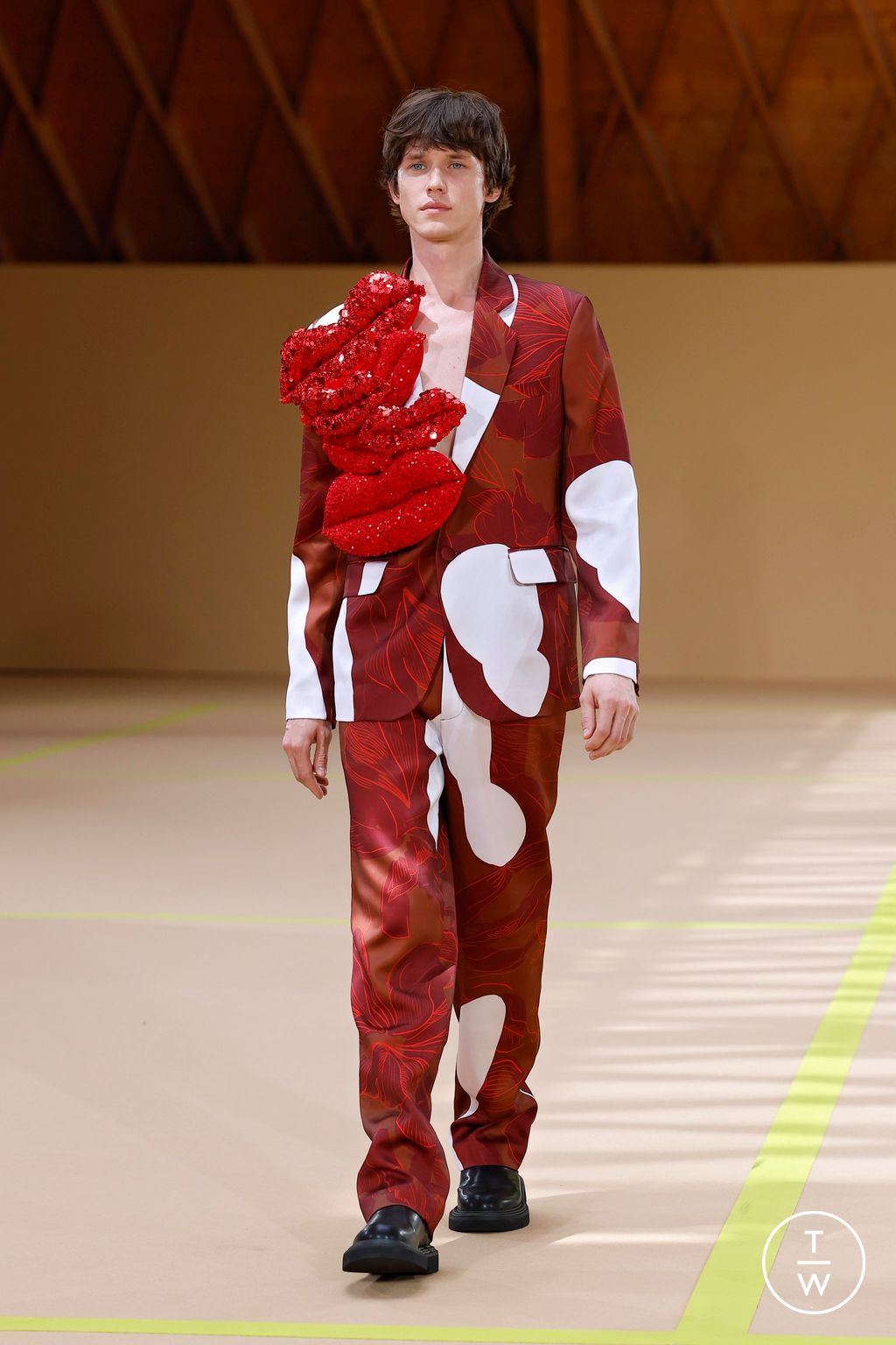 Fashion Week Paris Fall/Winter 2024 look 21 from the HOMOLOG collection couture