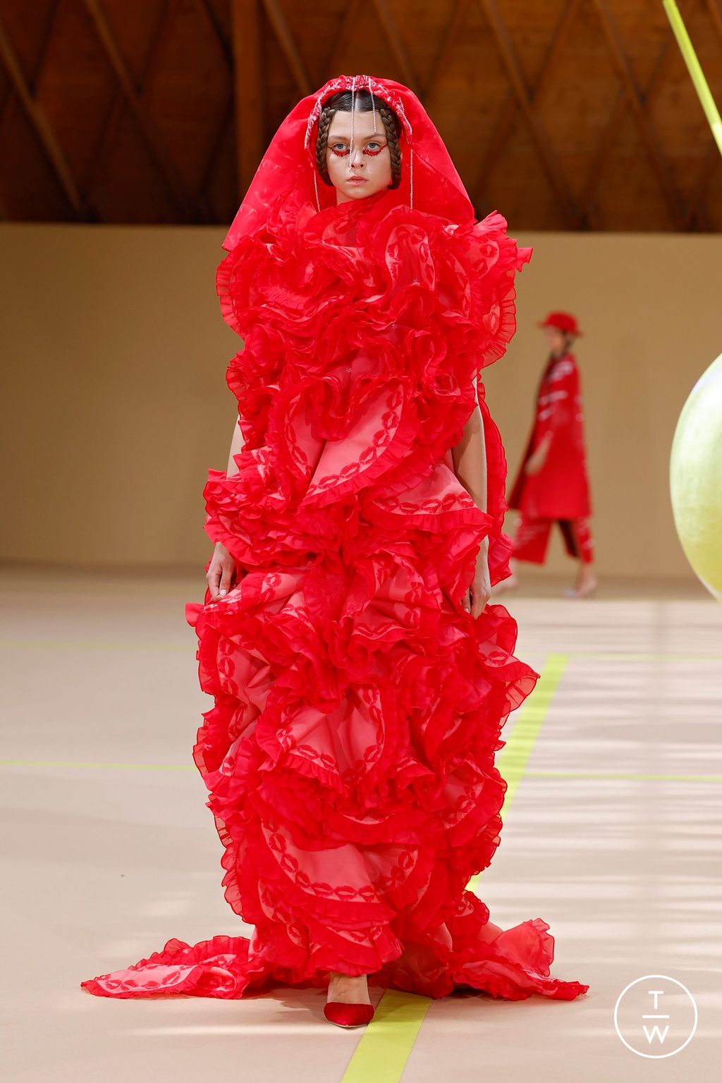 Fashion Week Paris Fall/Winter 2024 look 24 de la collection HOMOLOG couture