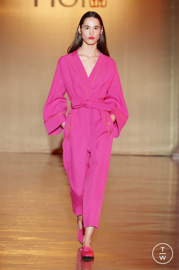 Fashion Week Milan Fall/Winter 2022 look 18 from the Hui collection womenswear