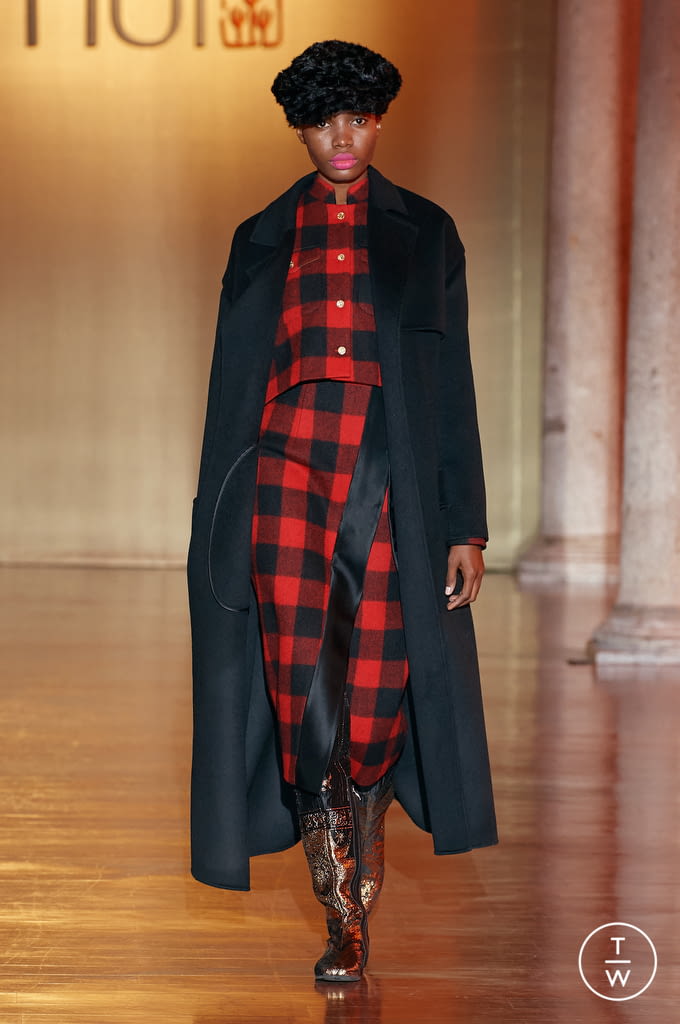 Fashion Week Milan Fall/Winter 2022 look 21 from the Hui collection womenswear