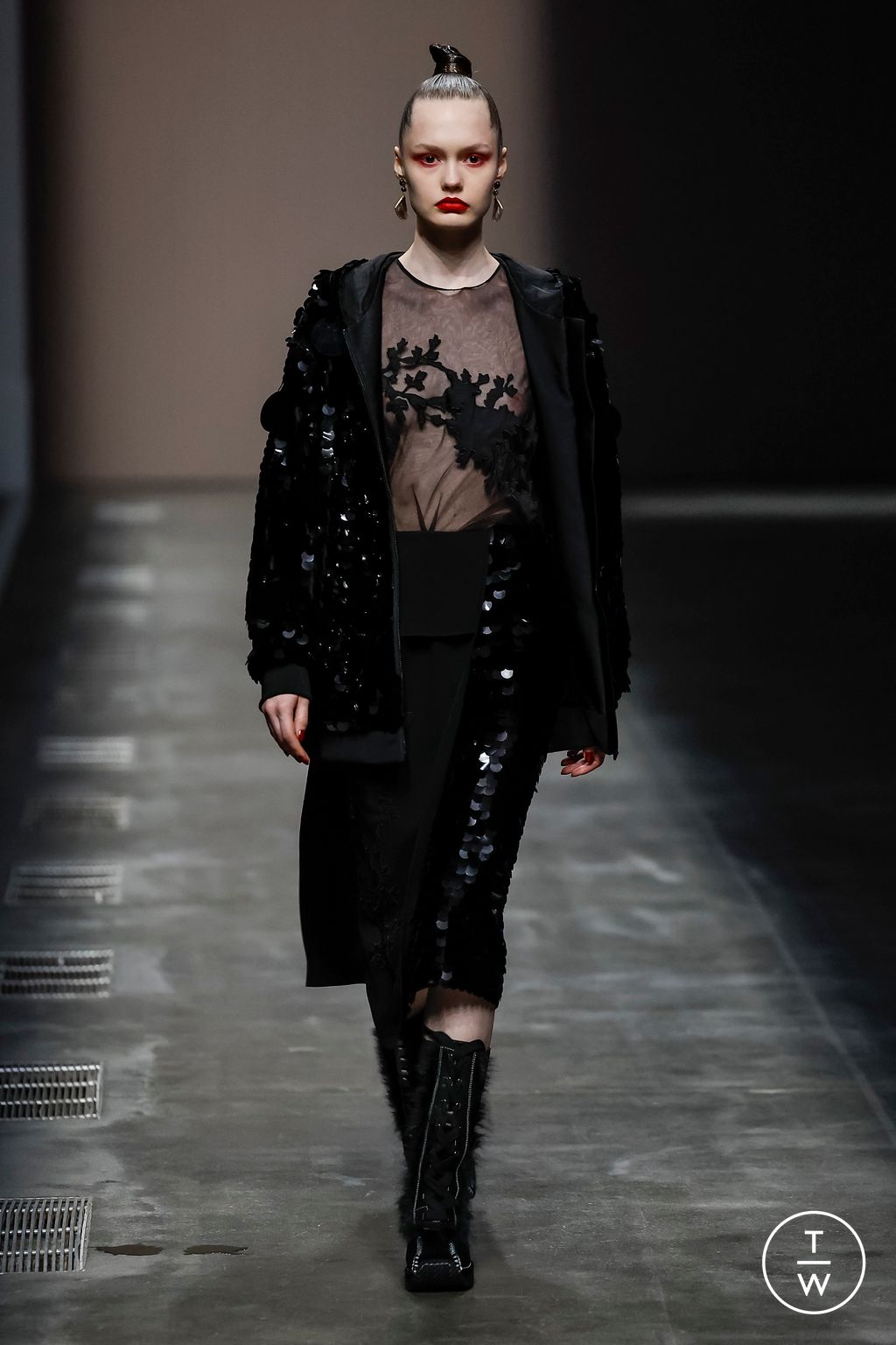 Fashion Week Milan Fall/Winter 2024 look 32 de la collection Hui womenswear