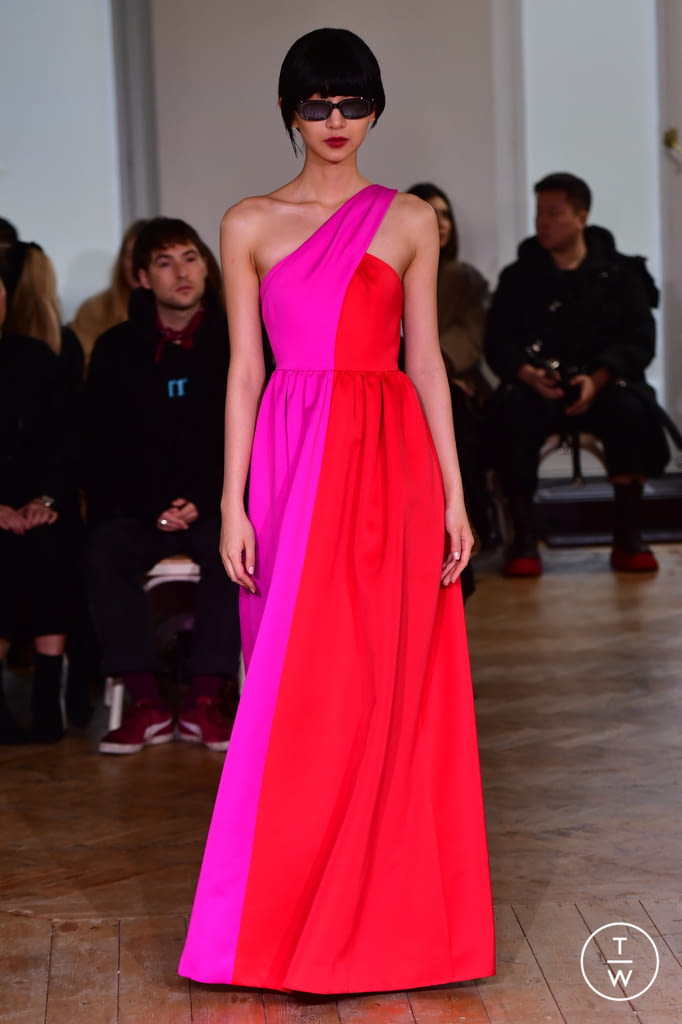 Fashion Week London Fall/Winter 2022 look 2 de la collection Huishan Zhang womenswear