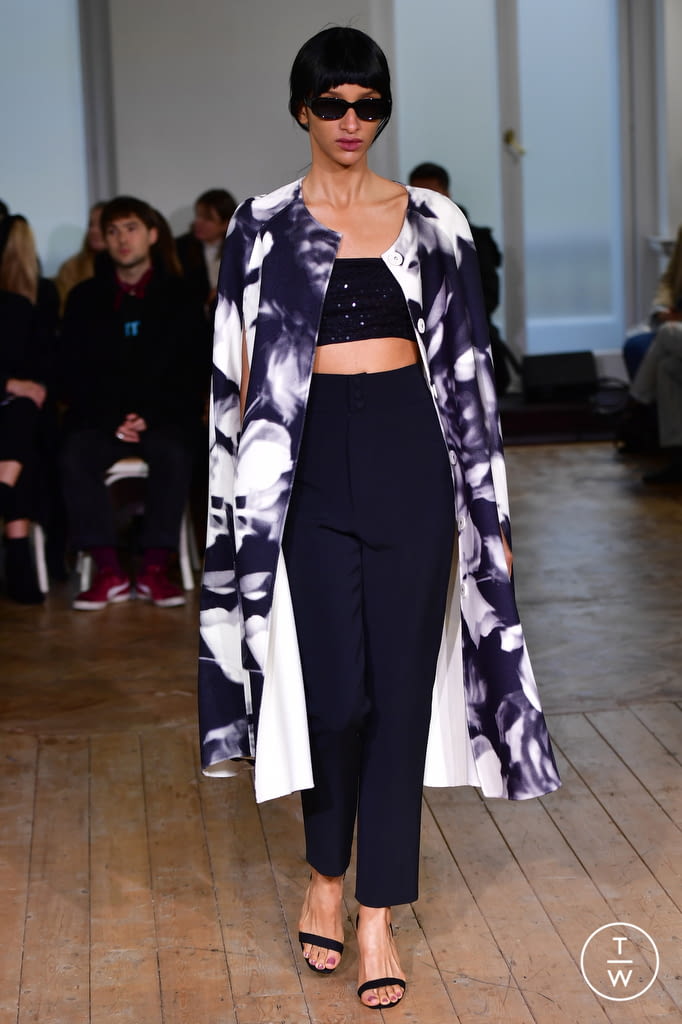 Fashion Week London Fall/Winter 2022 look 10 de la collection Huishan Zhang womenswear