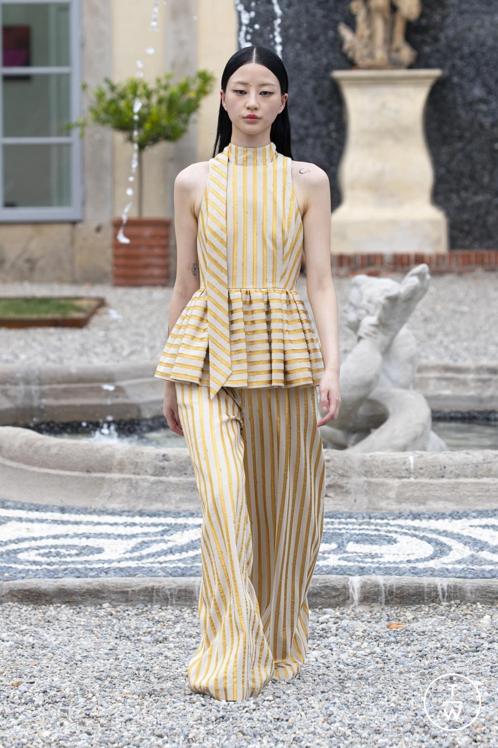 Fashion Week London Spring/Summer 2022 look 16 de la collection Huishan Zhang womenswear