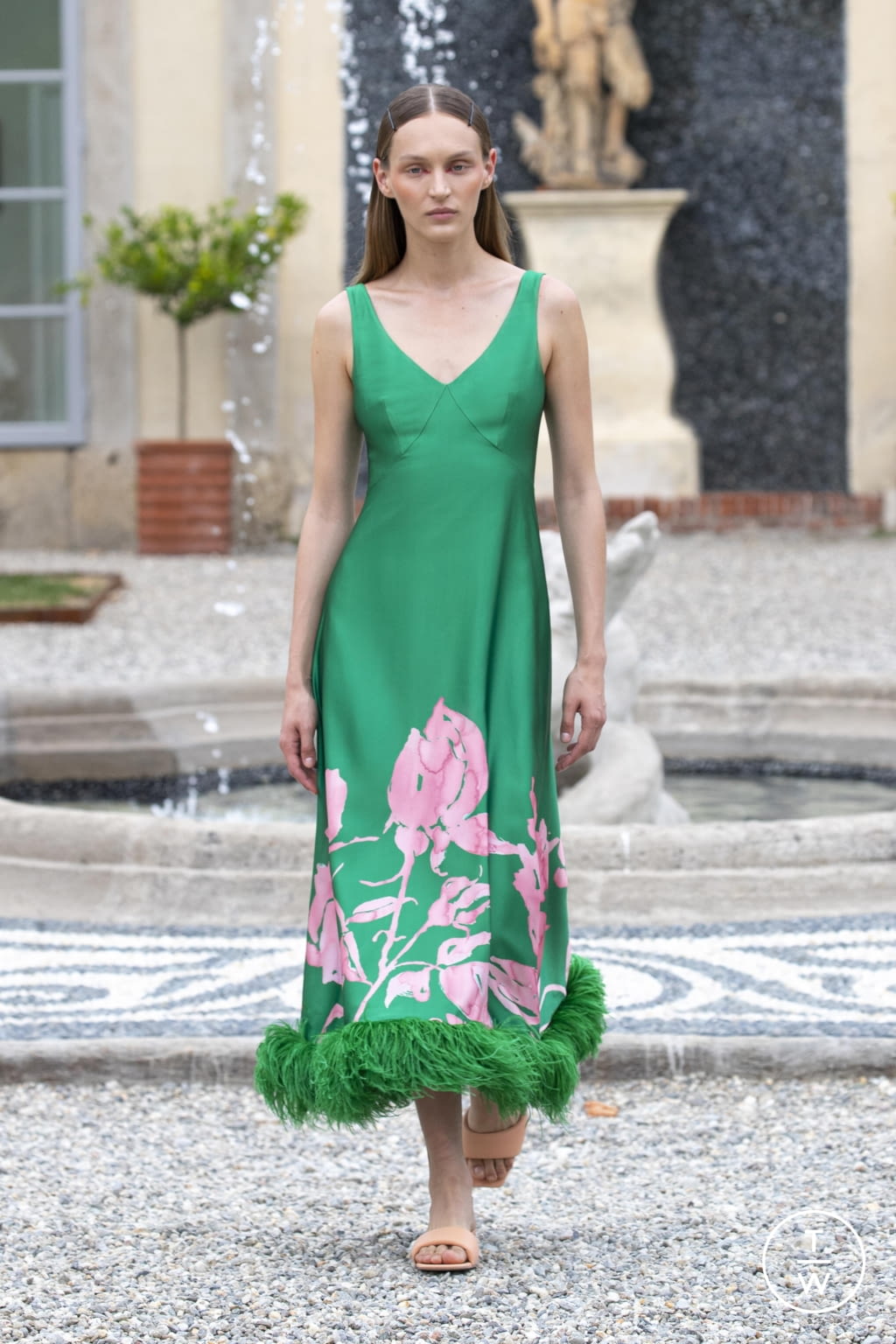 Fashion Week London Spring/Summer 2022 look 22 from the Huishan Zhang collection 女装