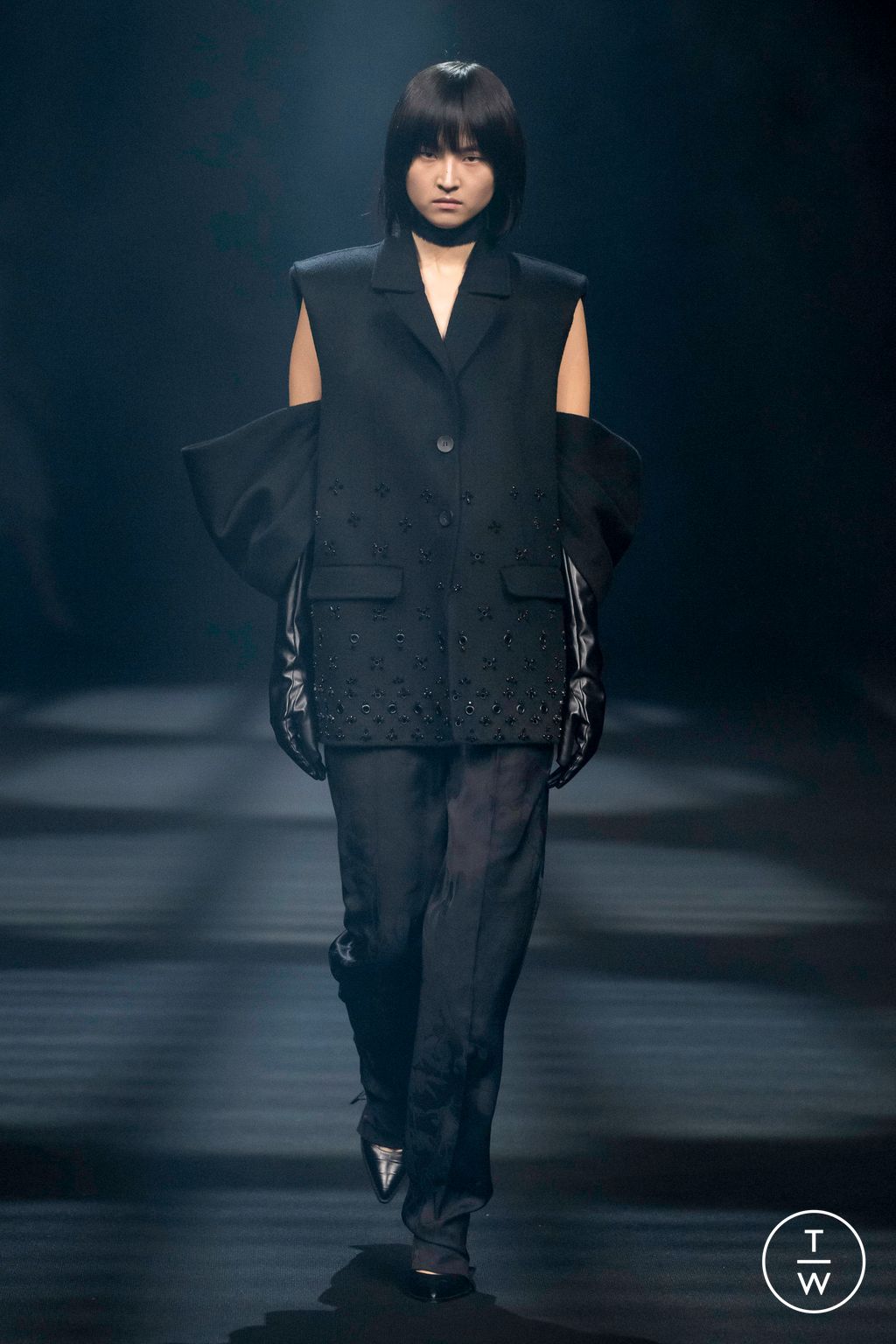 Fashion Week London Fall/Winter 2023 look 2 from the Huishan Zhang collection womenswear