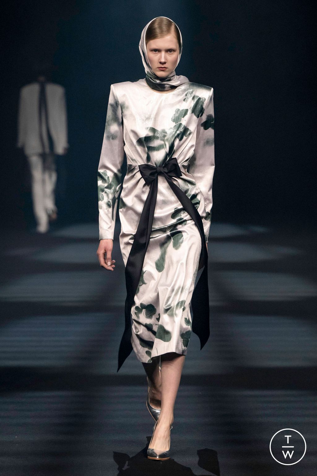 Fashion Week London Fall/Winter 2023 look 8 from the Huishan Zhang collection 女装