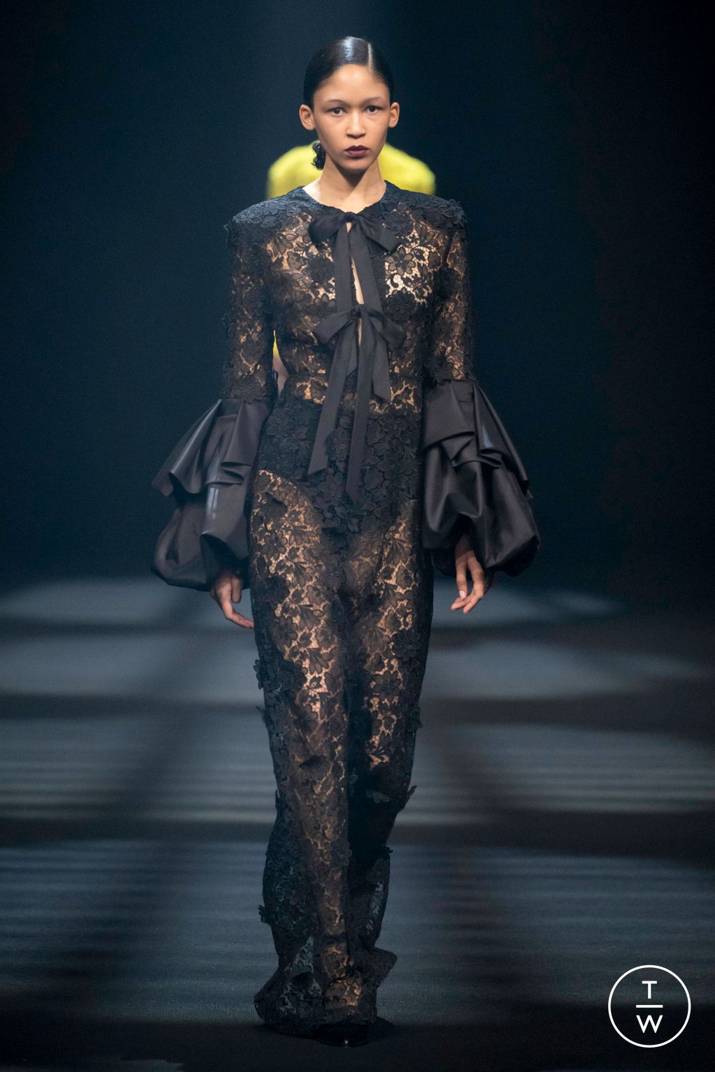 Fashion Week London Fall/Winter 2023 look 16 de la collection Huishan Zhang womenswear
