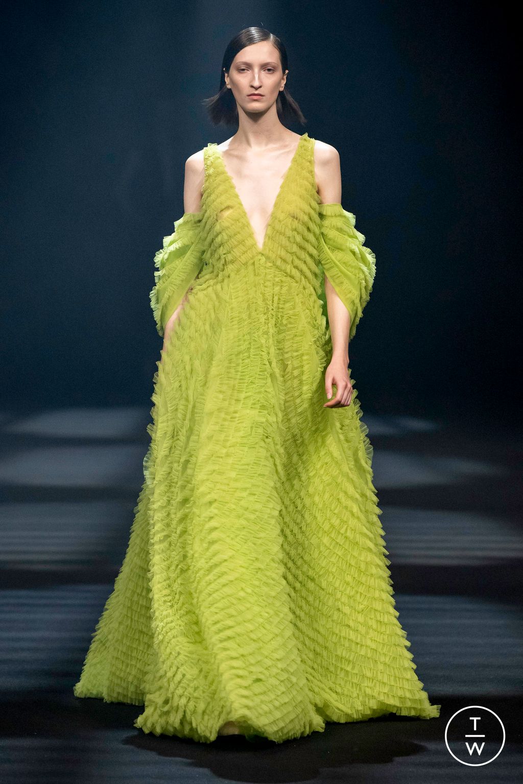 Fashion Week London Fall/Winter 2023 look 24 from the Huishan Zhang collection womenswear